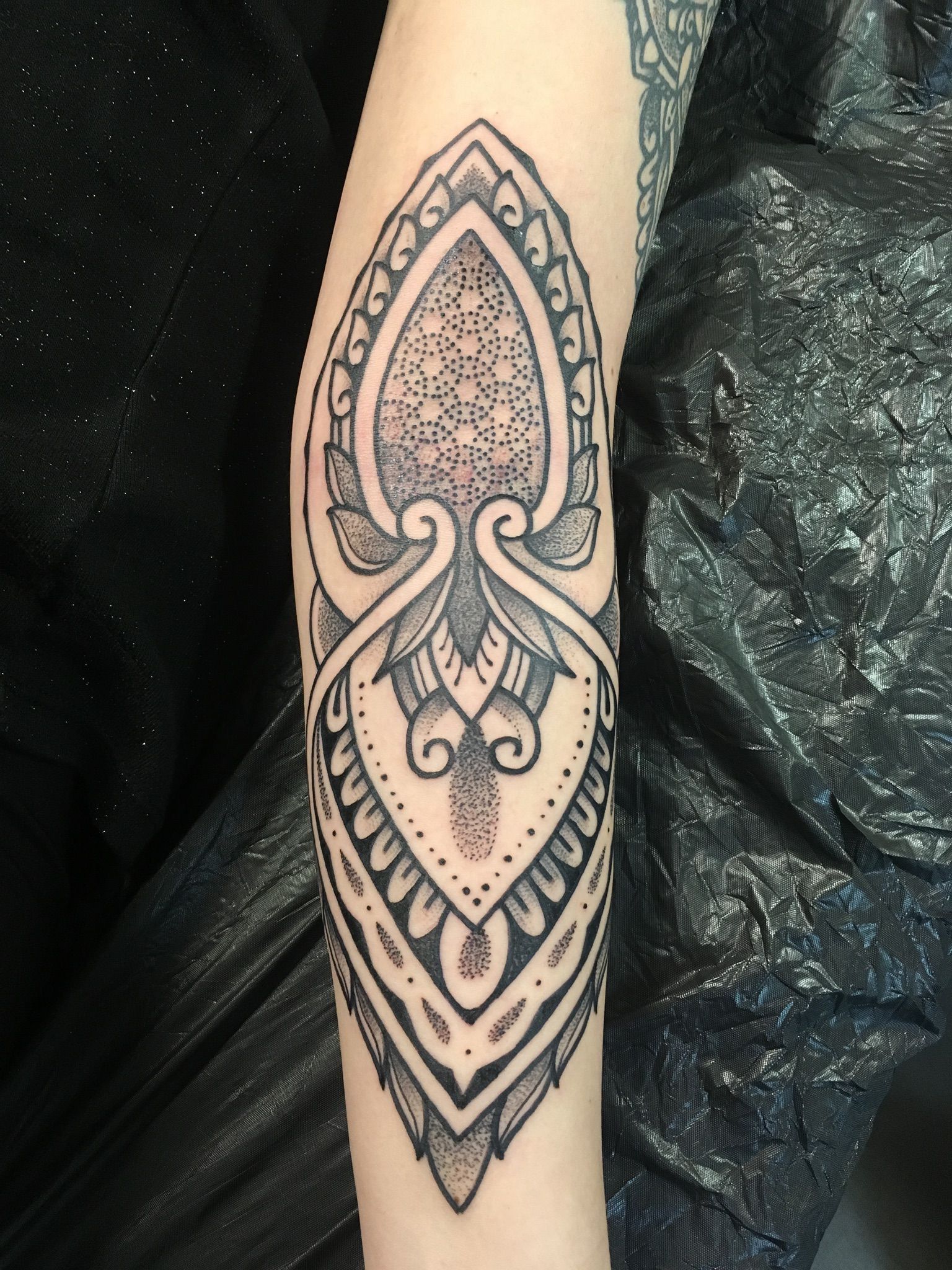Eine Nahaufnahme einer Tätowierung auf dem Arm einer Person
