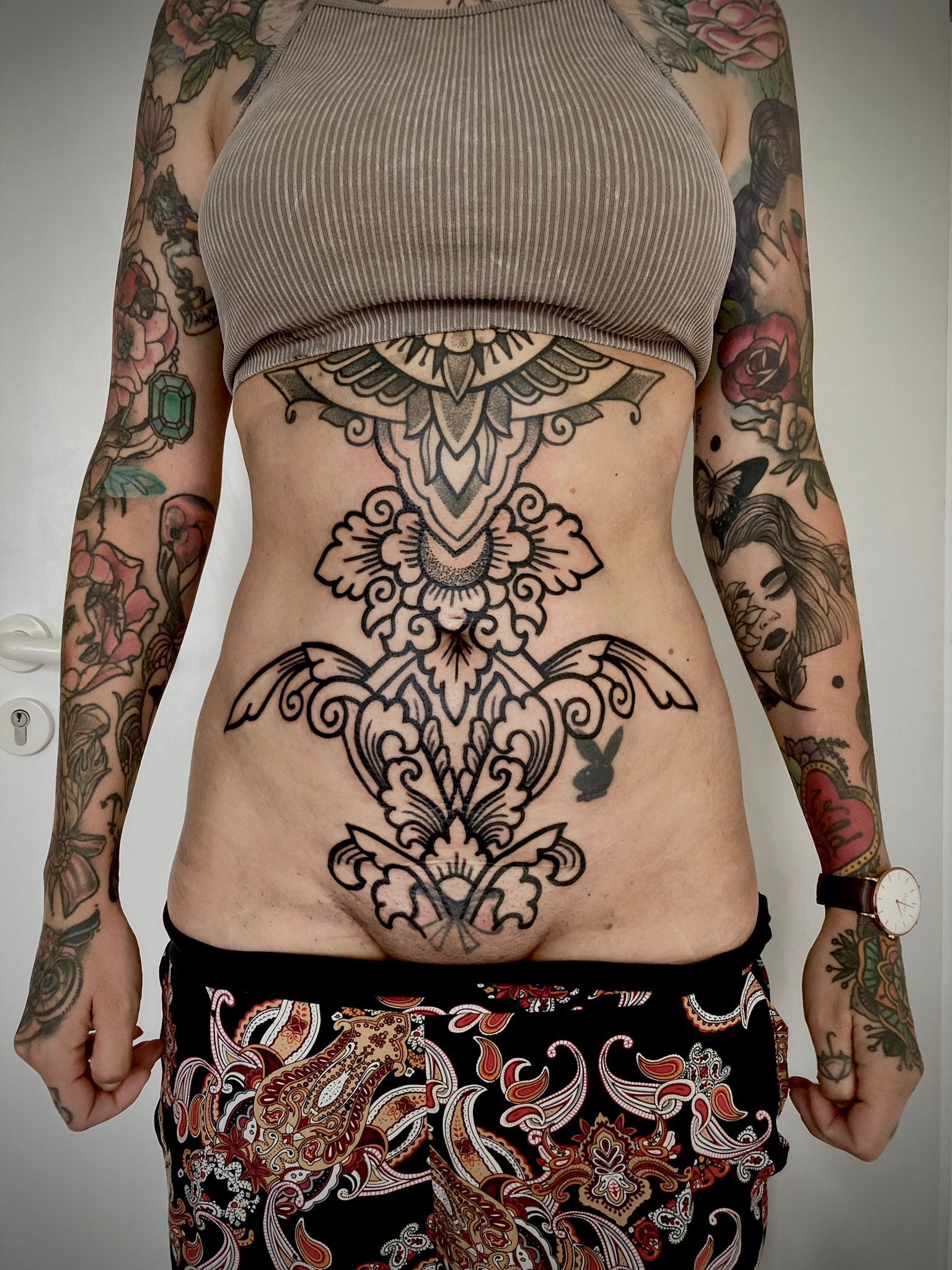 Eine Frau mit vielen Tattoos auf ihrem Oberkörper