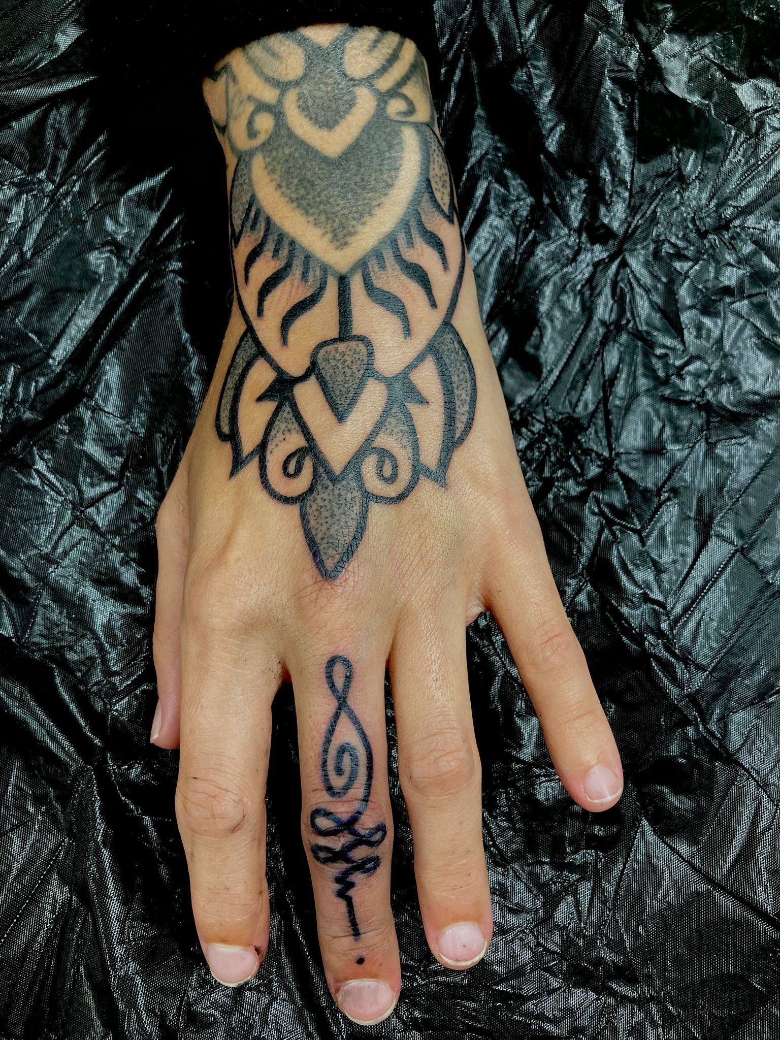 Eine Nahaufnahme der Hand einer Person mit einem Tattoo darauf