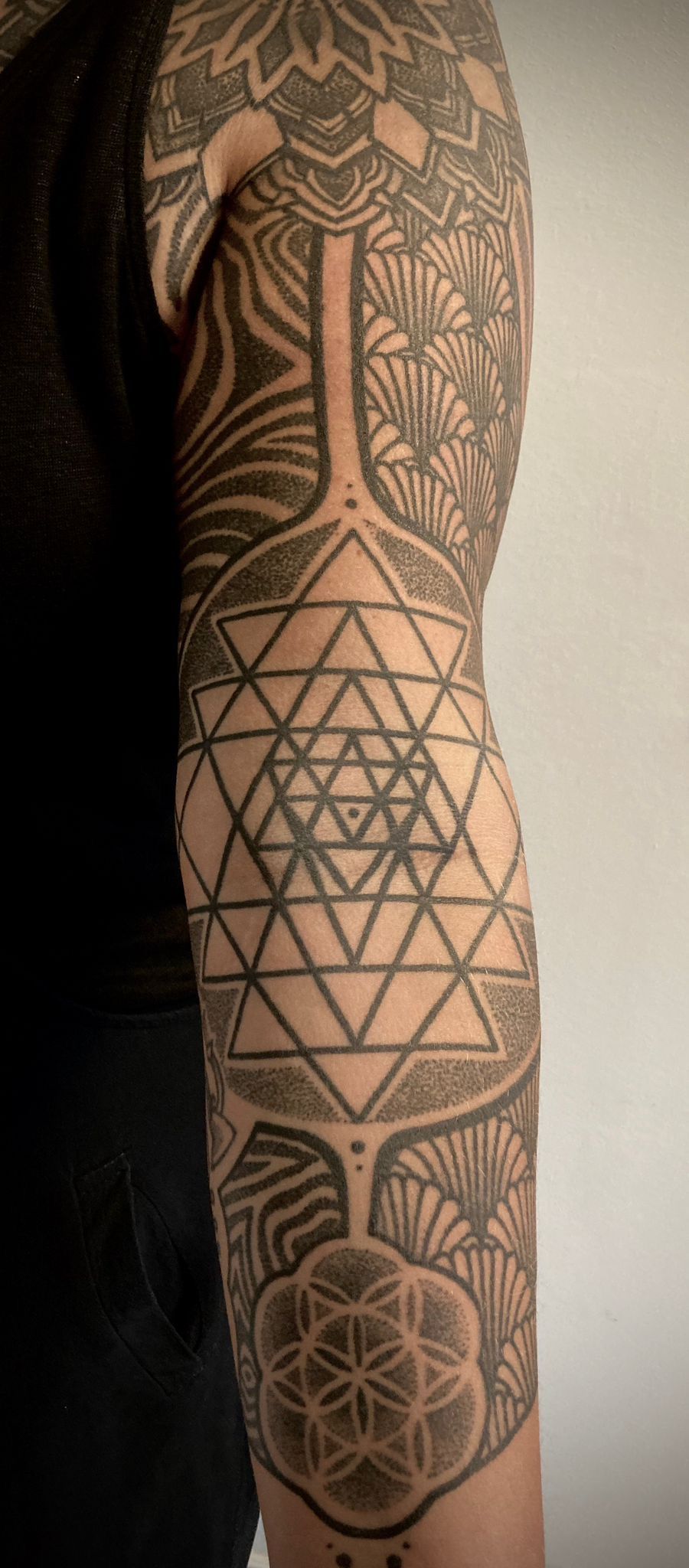 Eine Nahaufnahme vom Arm einer Person mit einer Tätowierung darauf.