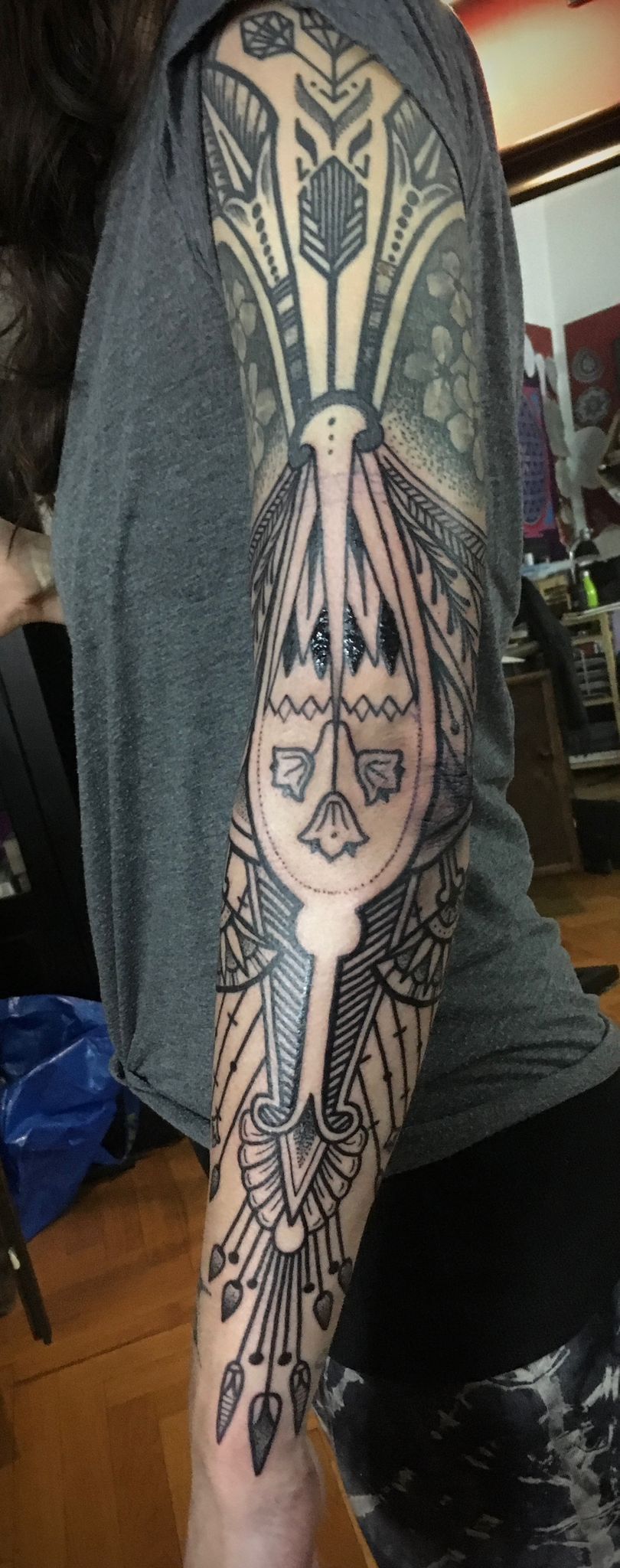 Eine Person mit einer Tätowierung auf dem Arm und dem Rücken.