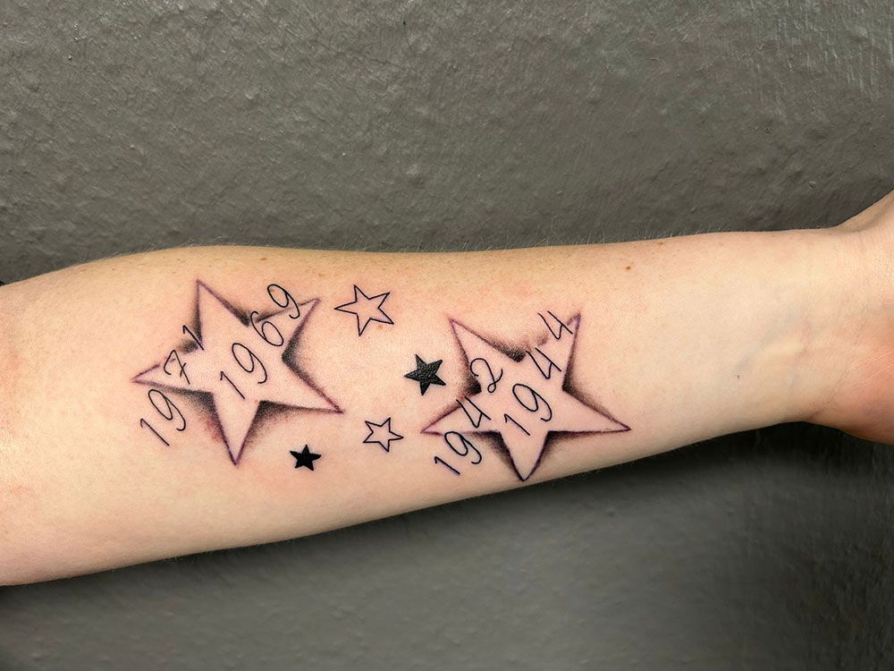 Ein Tattoo auf dem Arm einer Person mit der Aufschrift