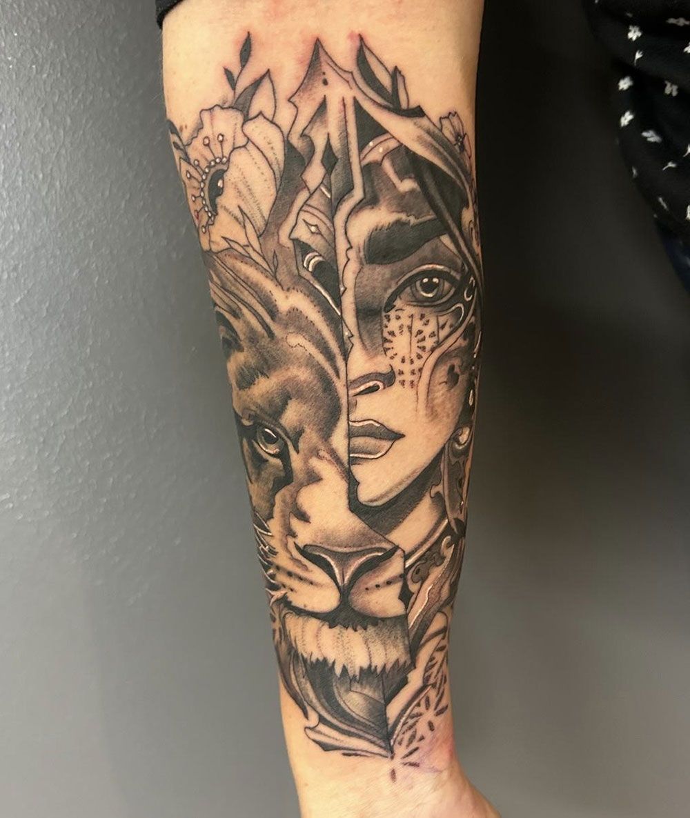 Ein schwarz-weißes Tattoo einer Frau und eines Löwen auf einem Unterarm