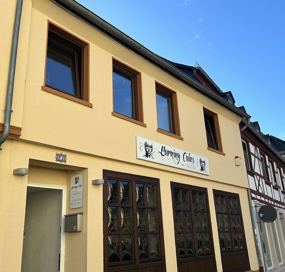 Ein gelbes Gebäude mit einem Schild mit der Aufschrift