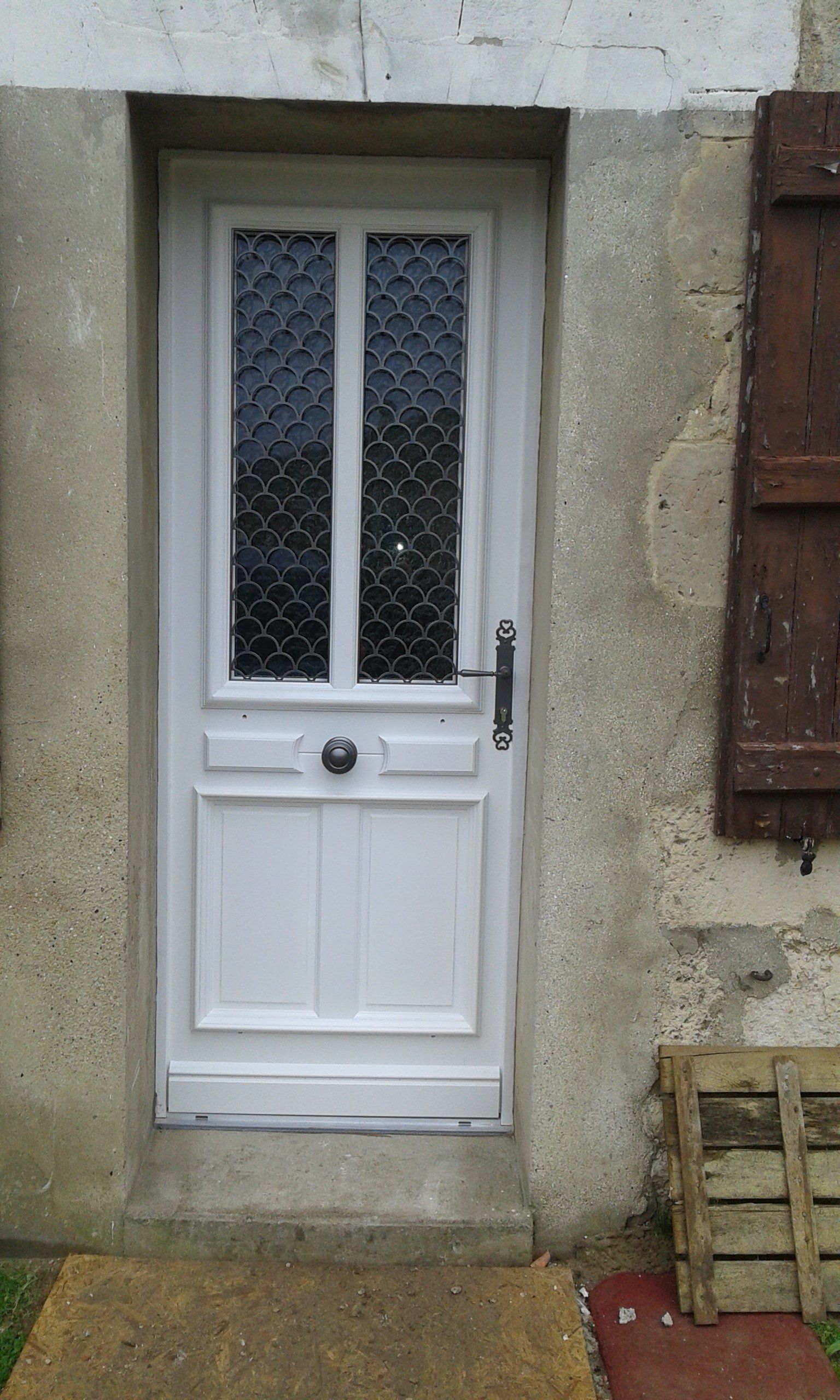 Porte d'entrée vitrée blanche