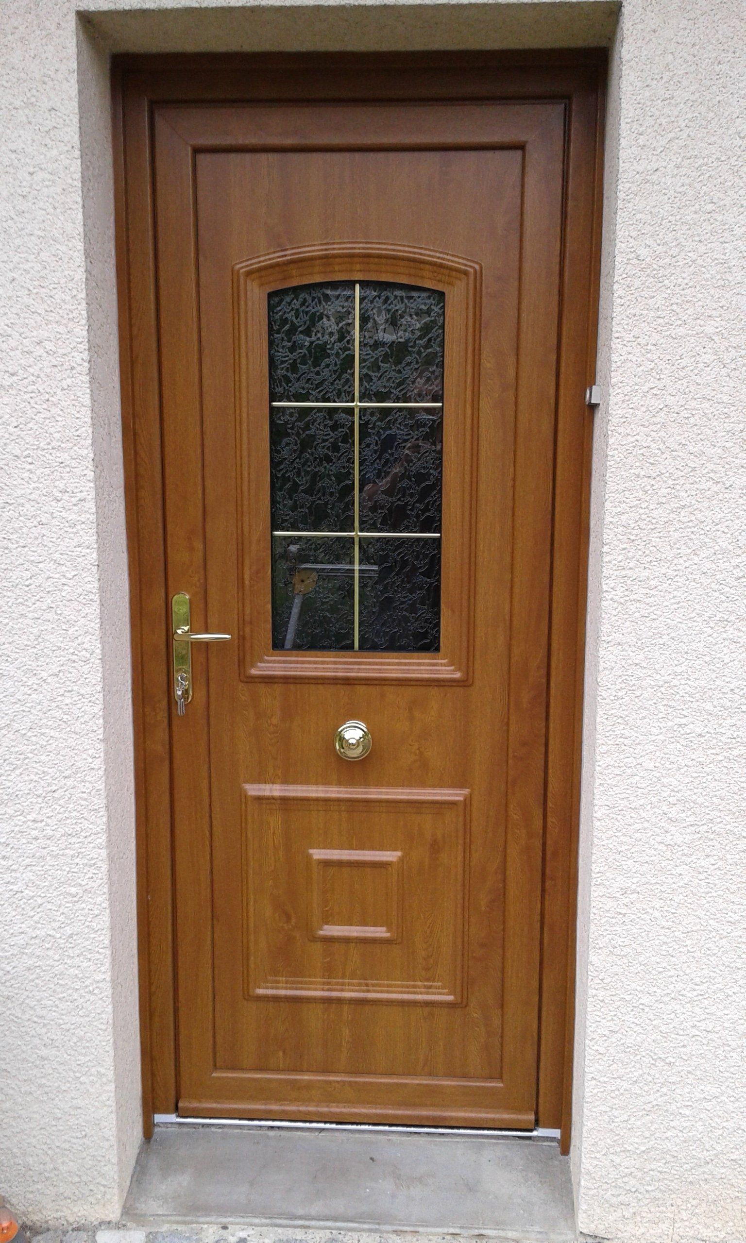 Porte en bois avec des poignées dorées