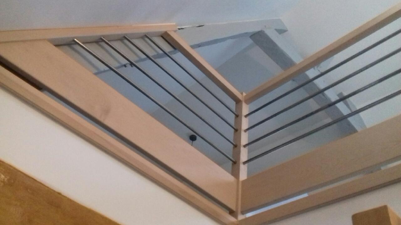 Balustrade en bois avec des fils en acier