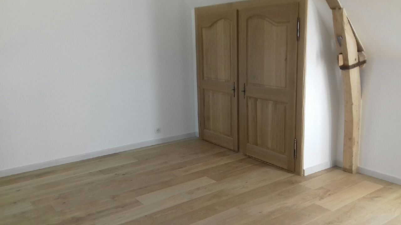 Placard encastré avec des portes battantes en bois