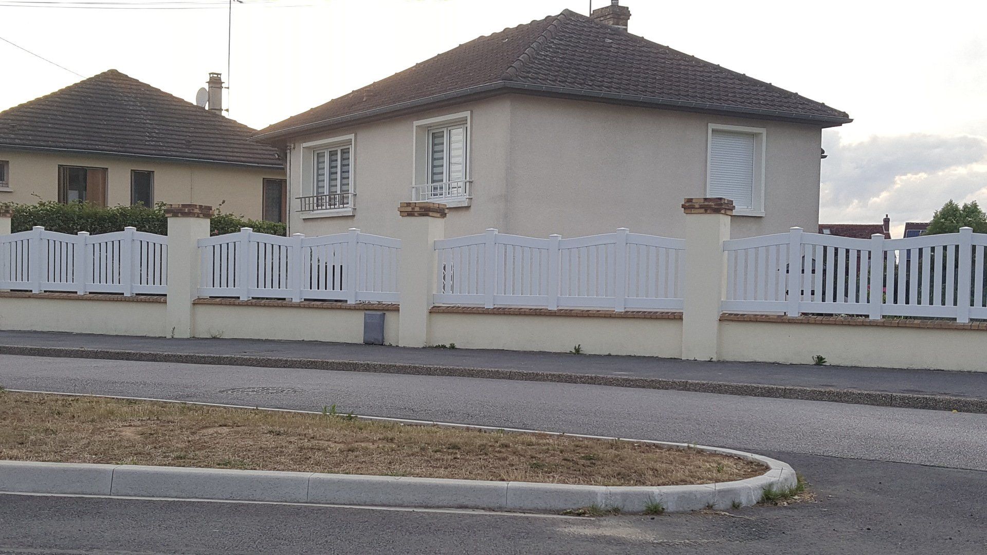 Grande clôture semi-occultante blanche