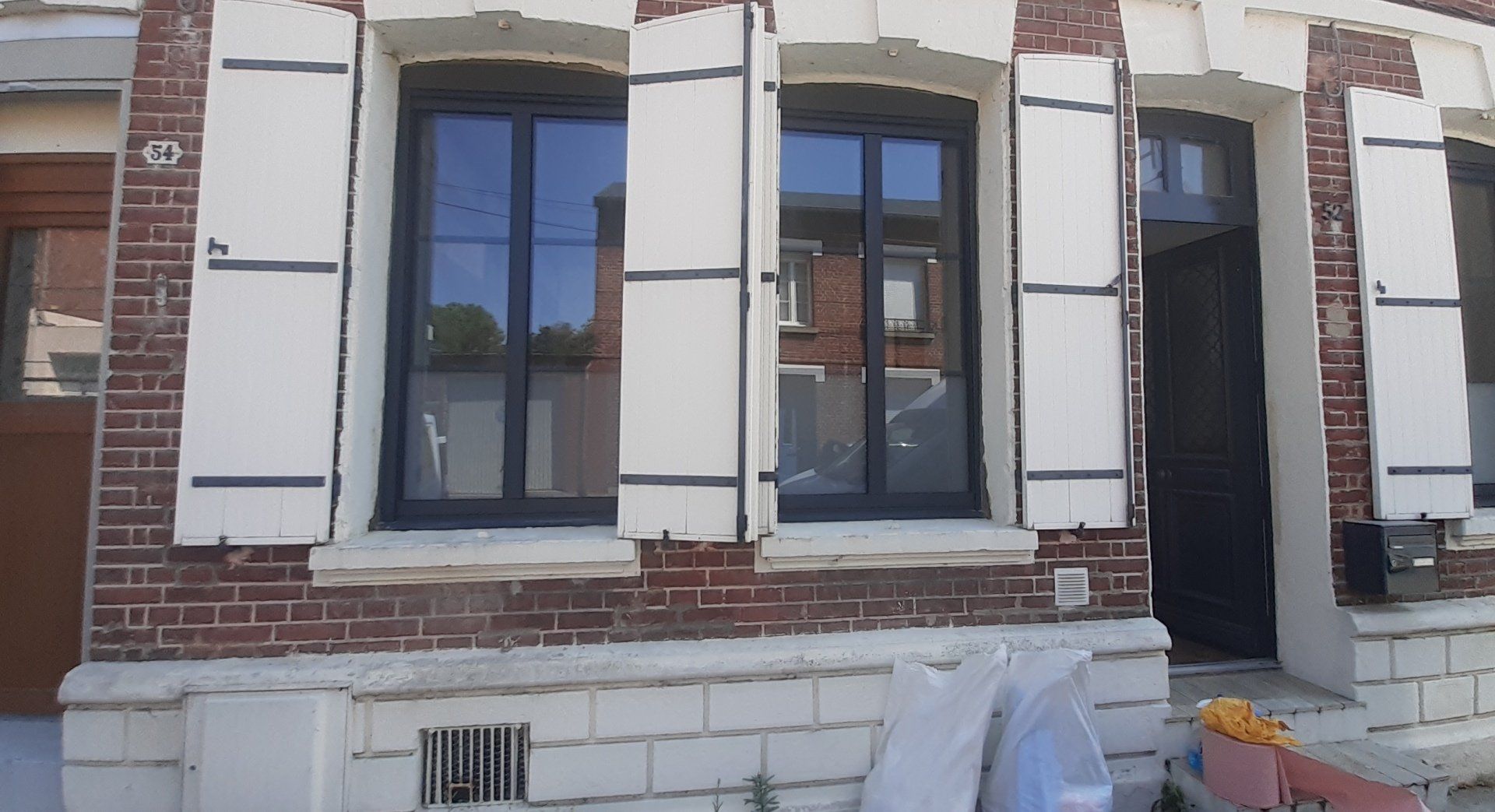 Grands volets blancs battants