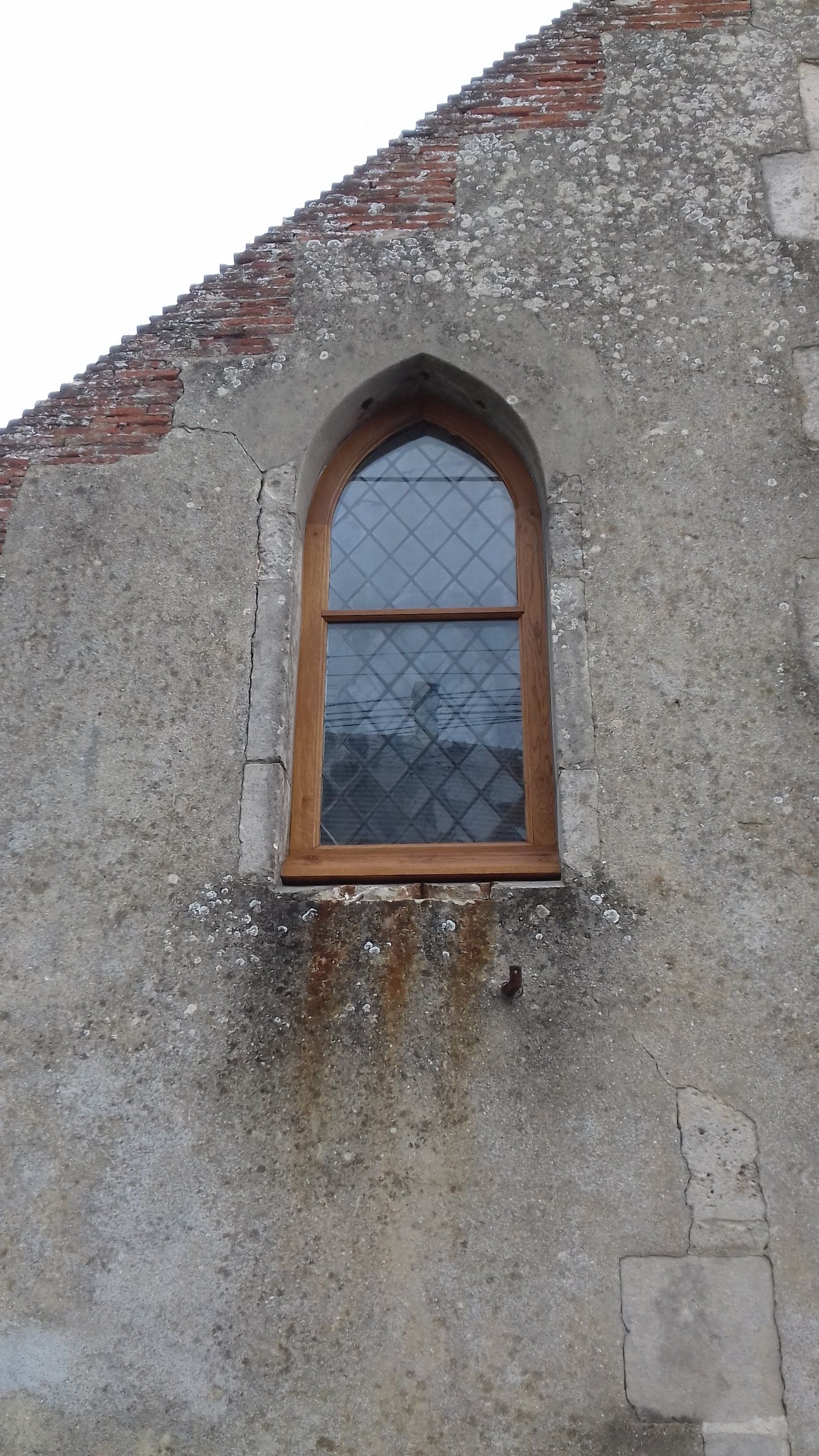 Vitrail d'une église avec un encadrement en bois
