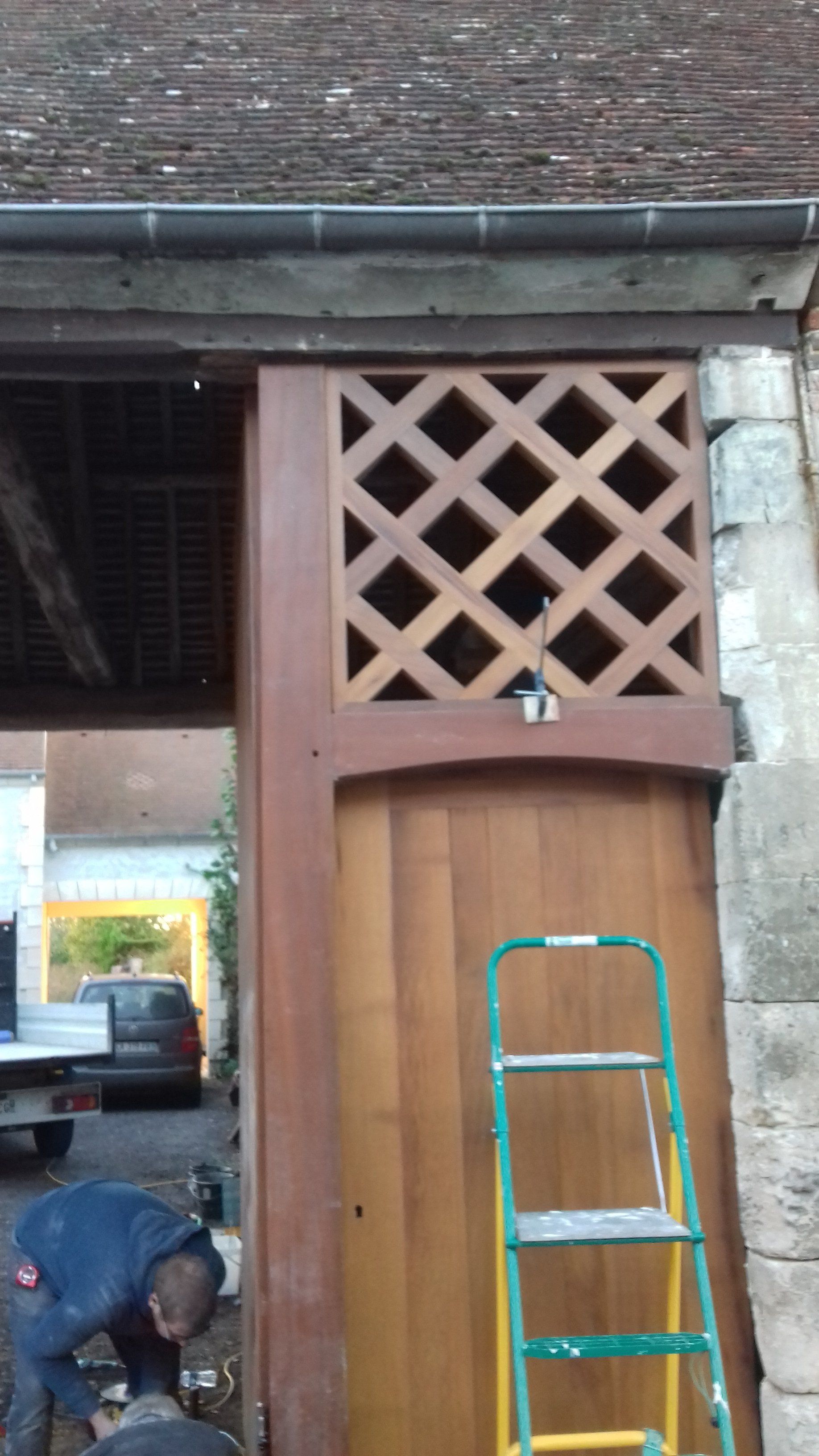 Dessus de porte avec des décorations en bois