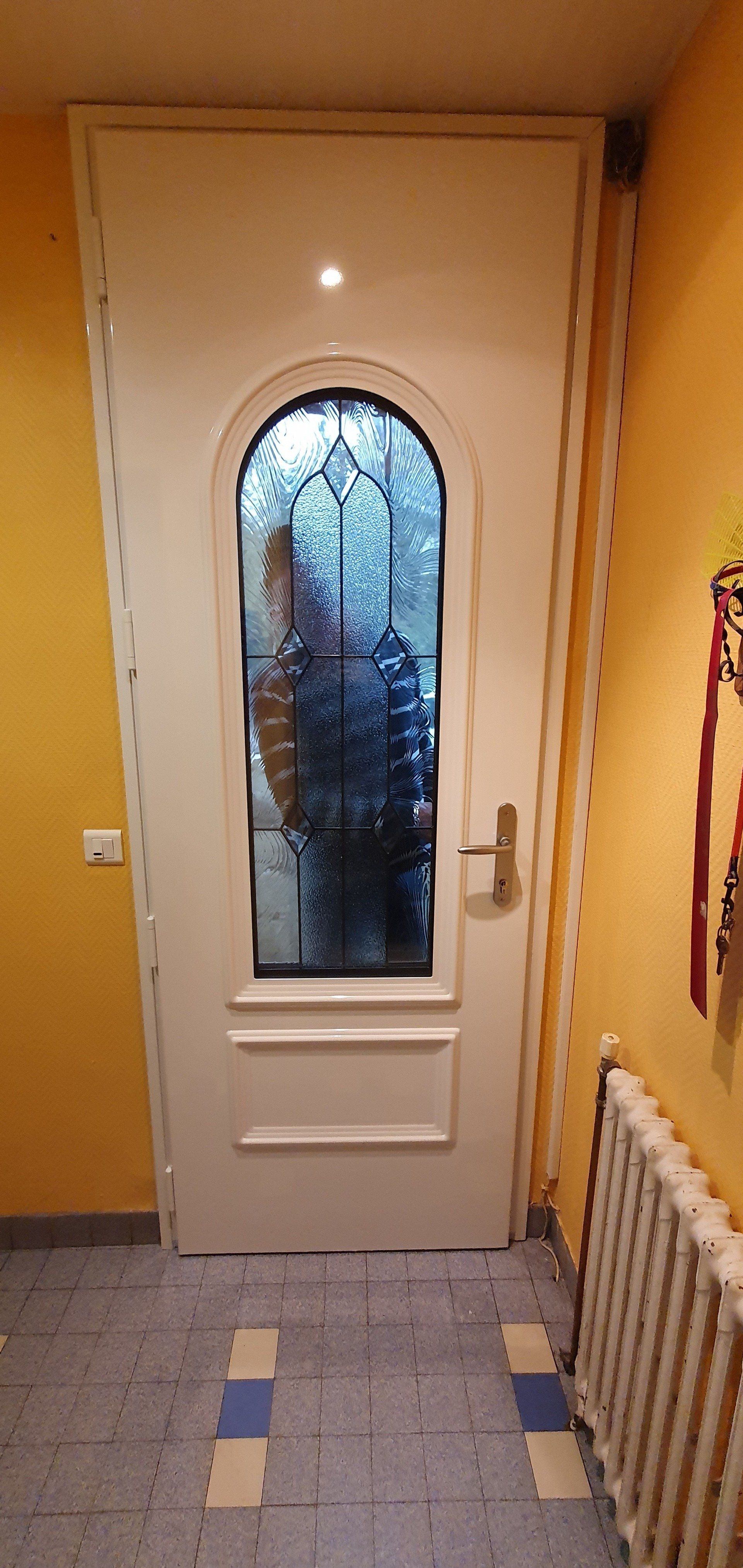 Porte blanche et murs jaunes