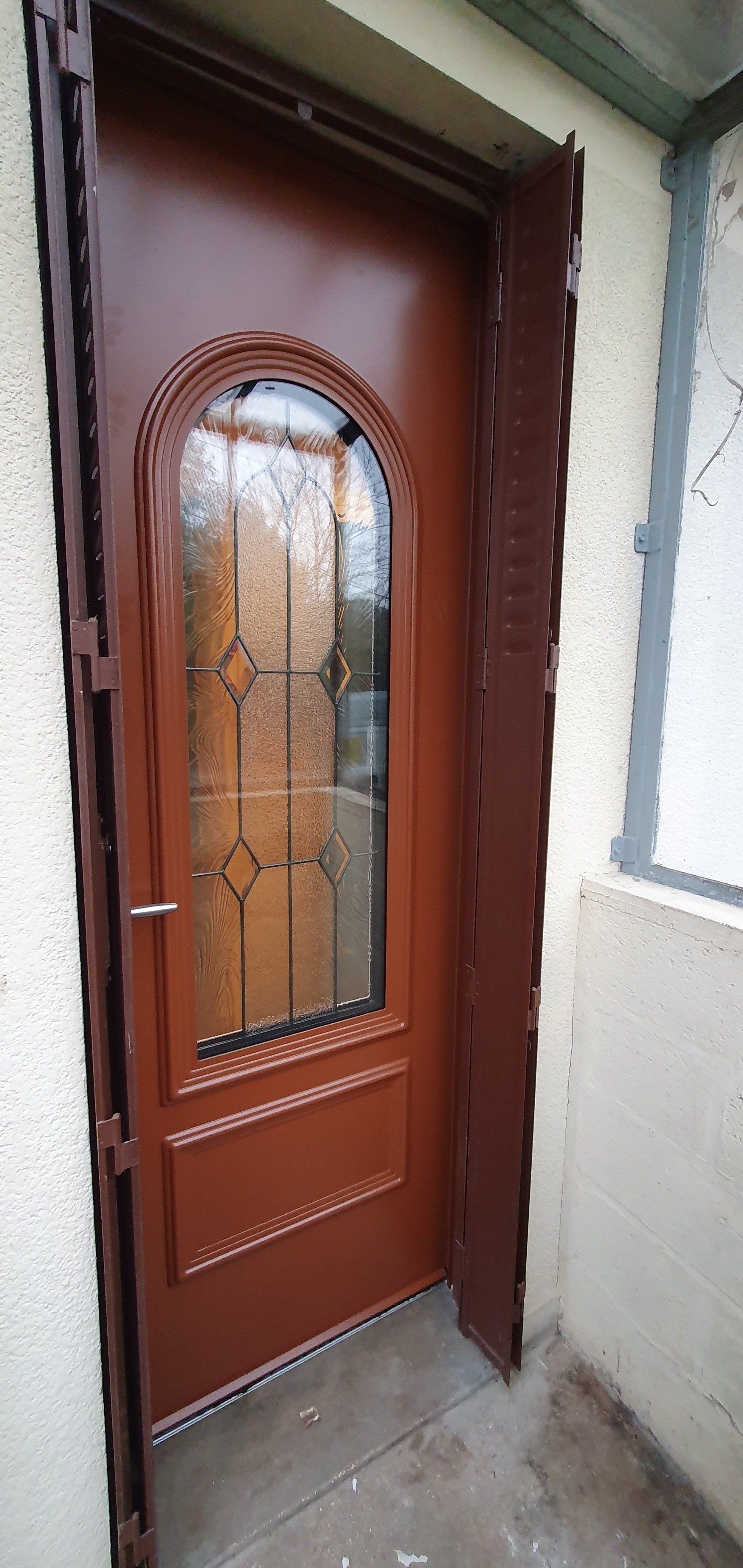 Porte d'entrée avec des volets rouges