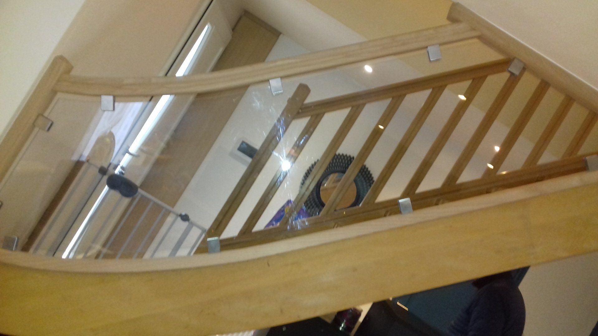 Descente d'escaliers avec une vitre