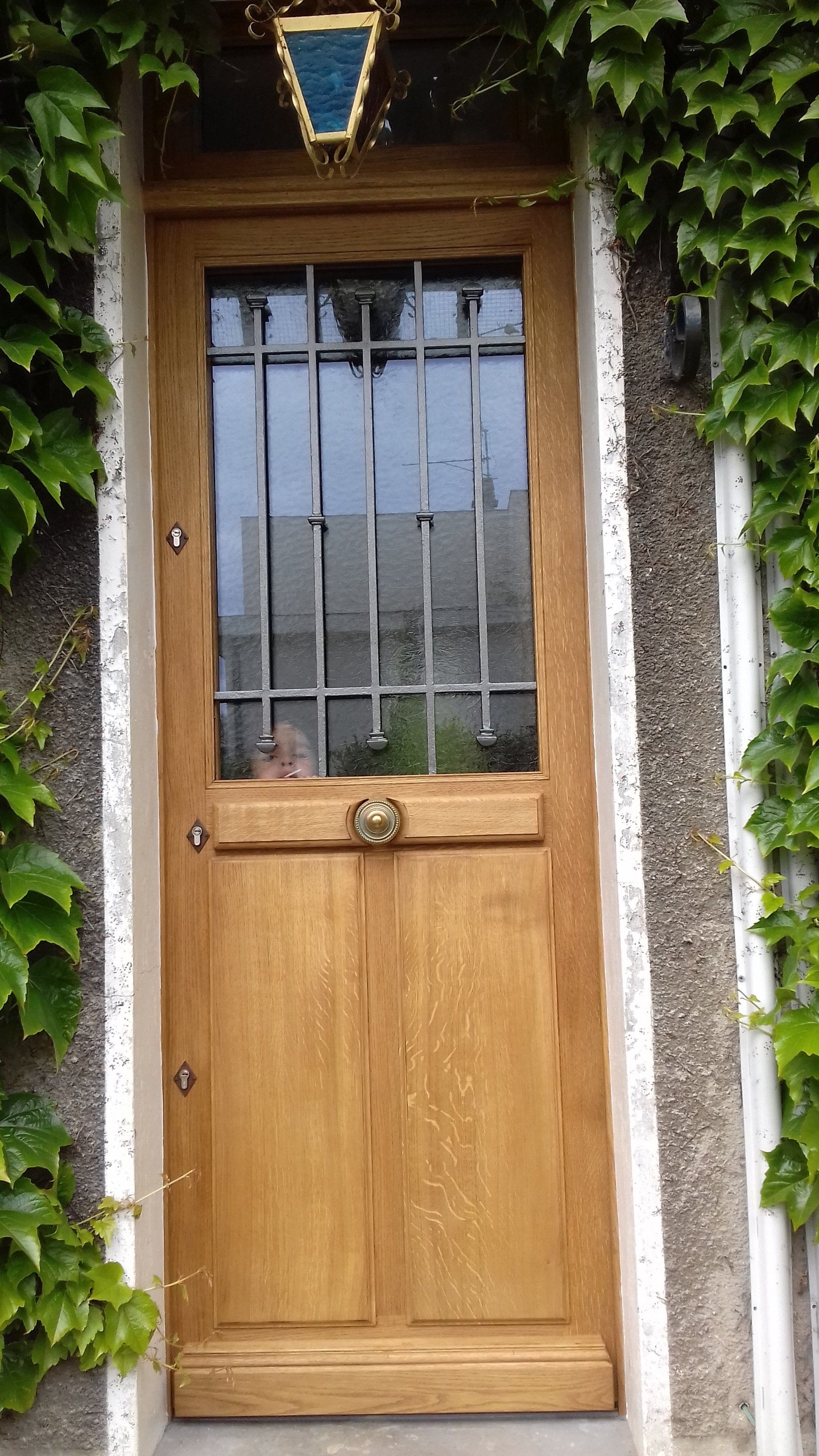 Porte en bois avec des barreaux en acier