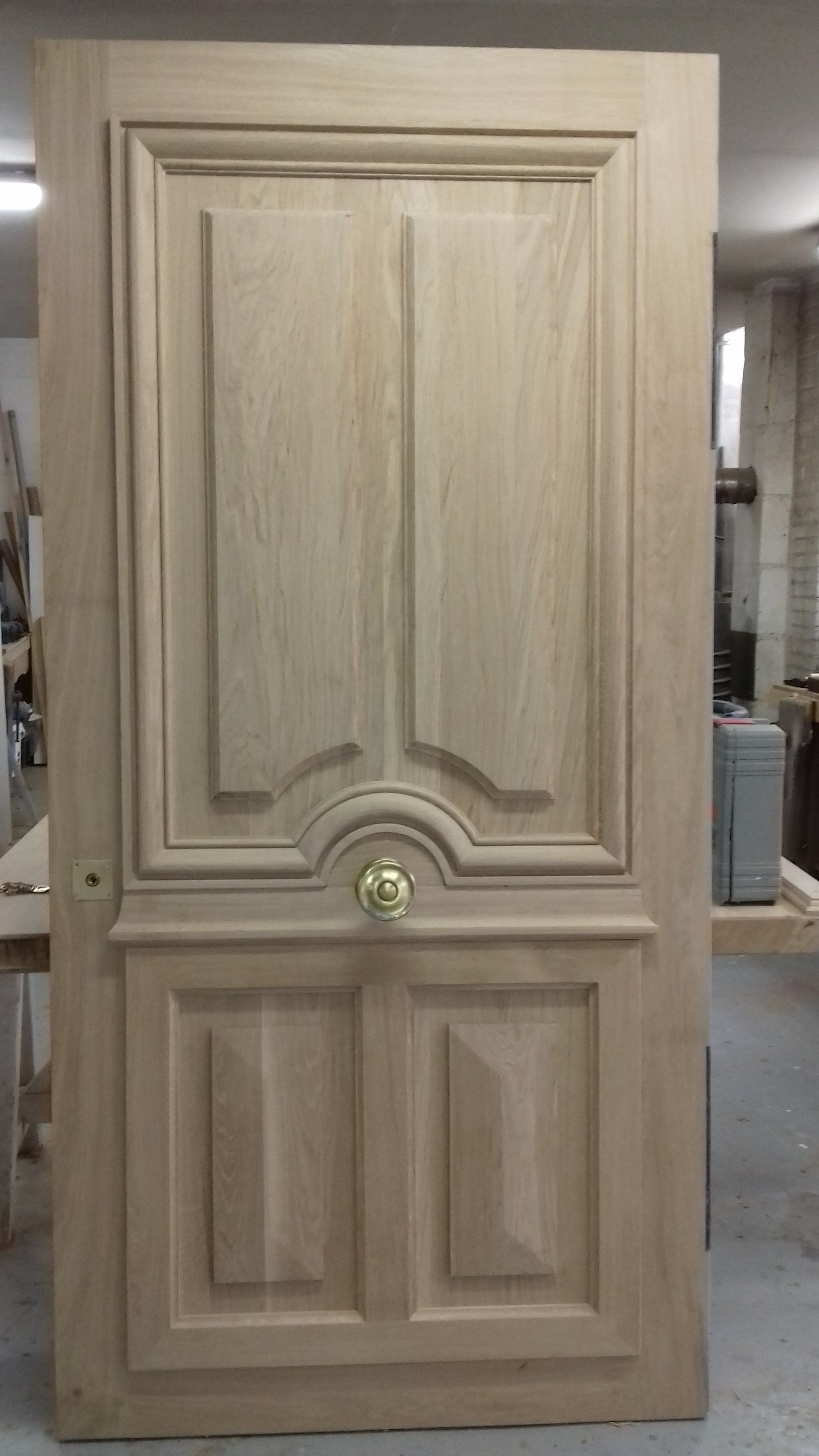 Porte en bois clair avec une poignée centrale