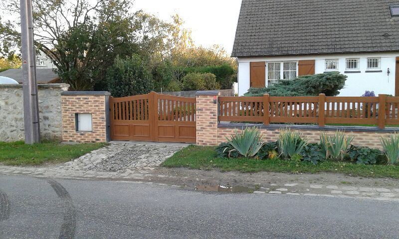 Portail manuel et clôture en bois