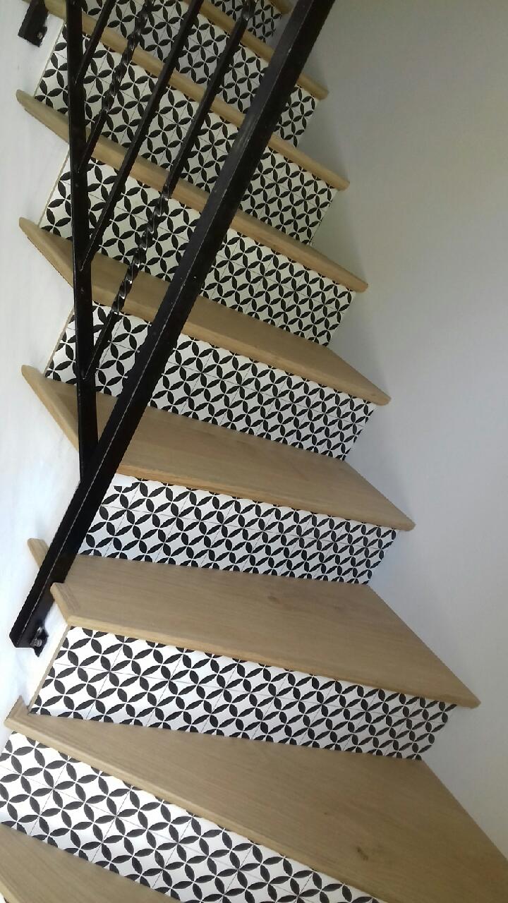 Escalier avec des marches en bois clair et avec un revêtement à carreaux