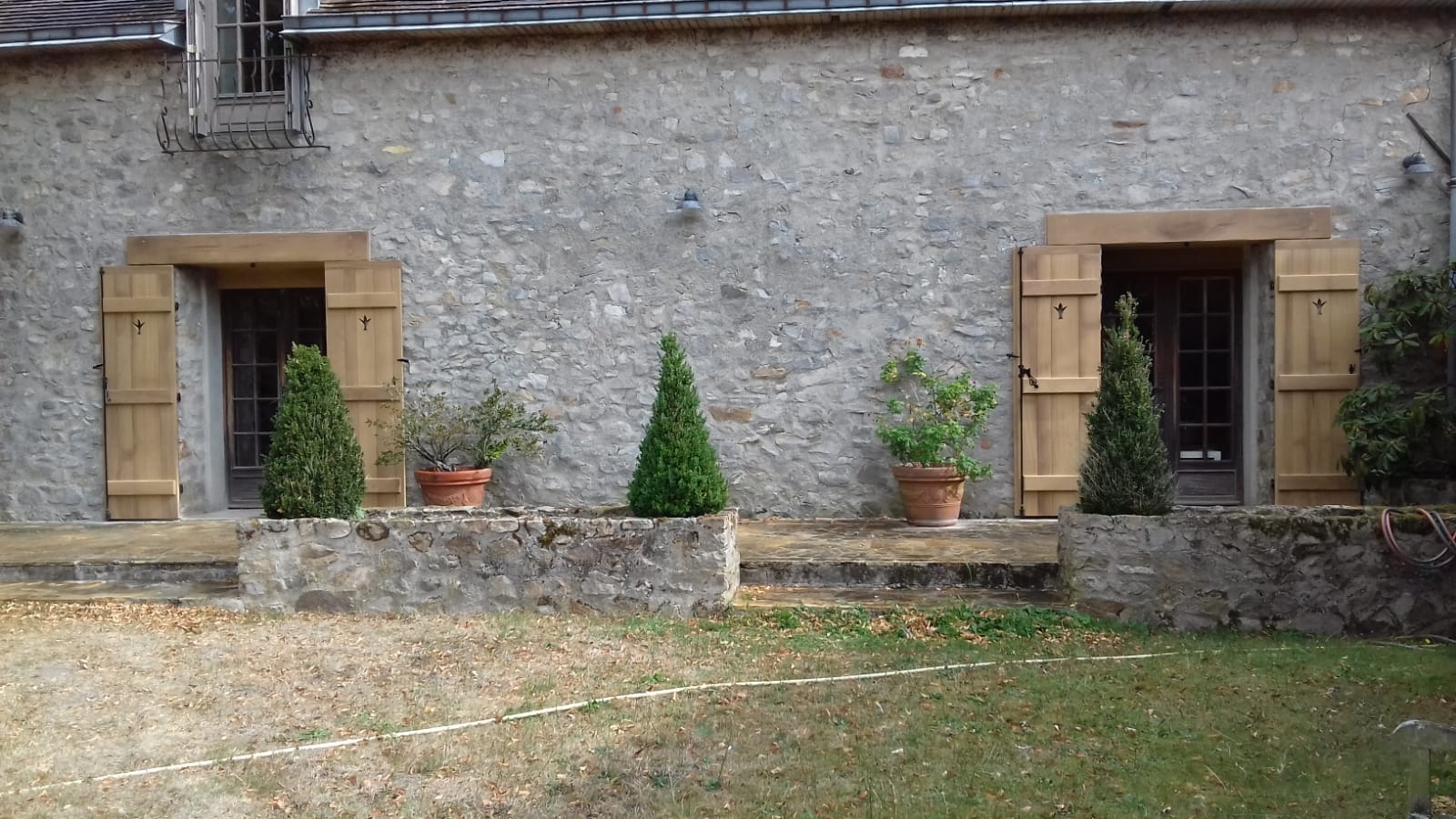 Pose de volets en bois, avec 2 battants