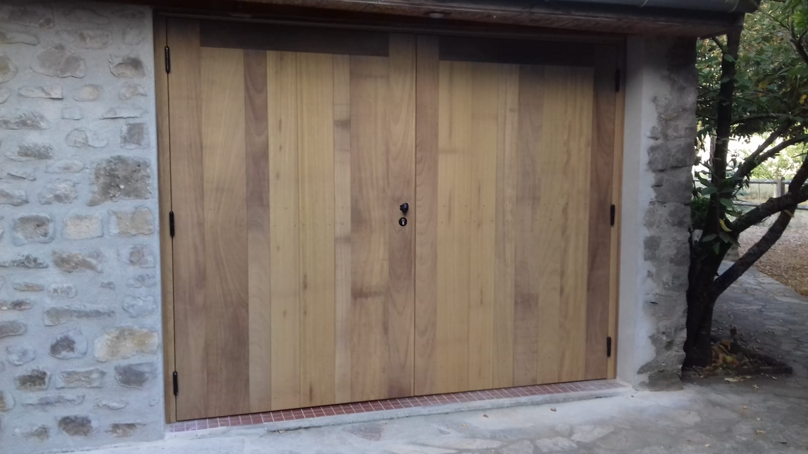 Porte de garage en bois avec 2 battants