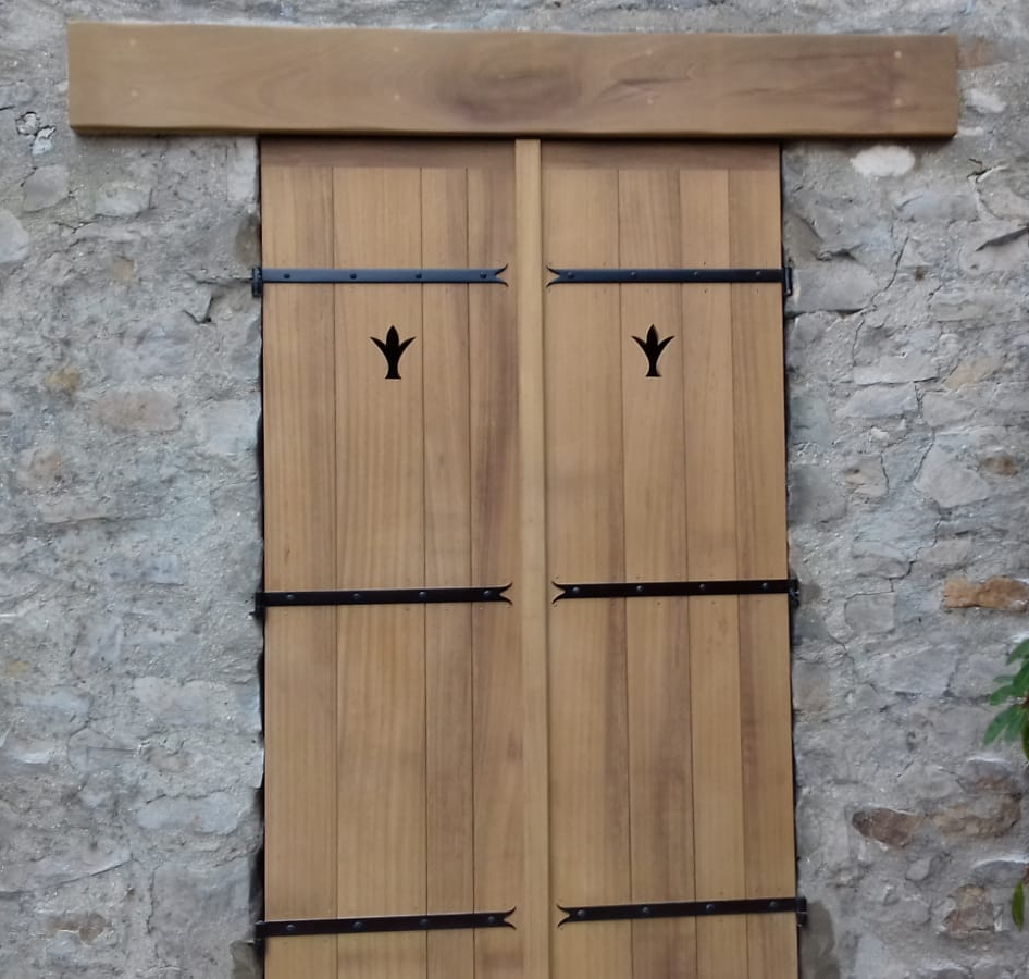 Volets en bois clair avec des motifs
