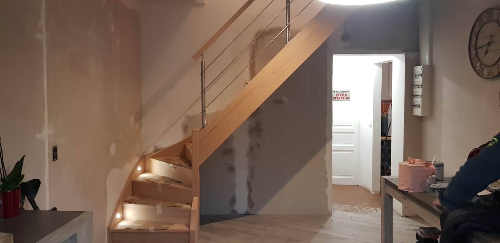 Escalier en angle avec des marches et structure en bois