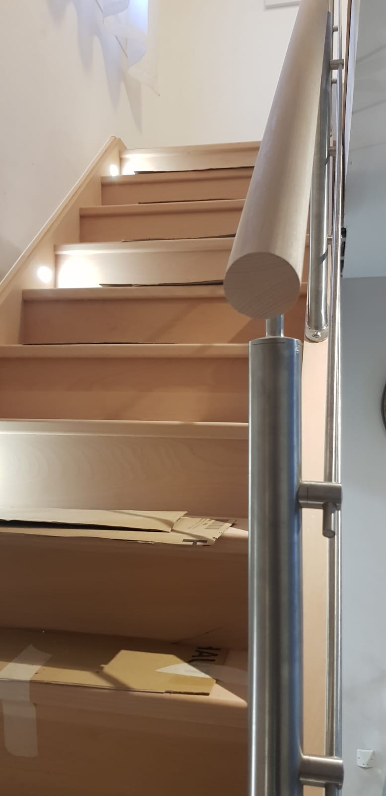 Escalier avec des marches en bois clair