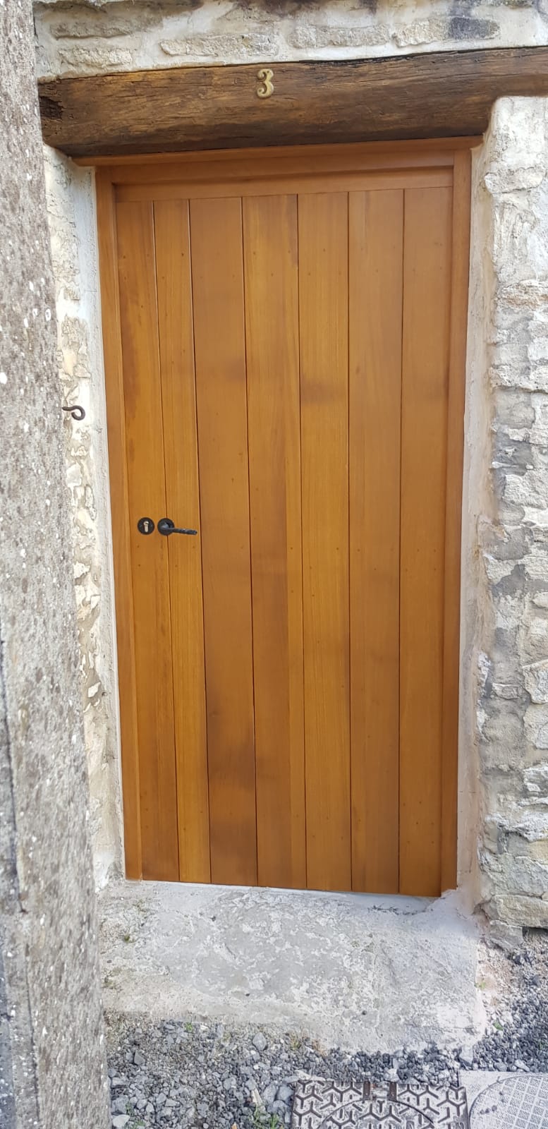 Porte en bois avec une petite poignée