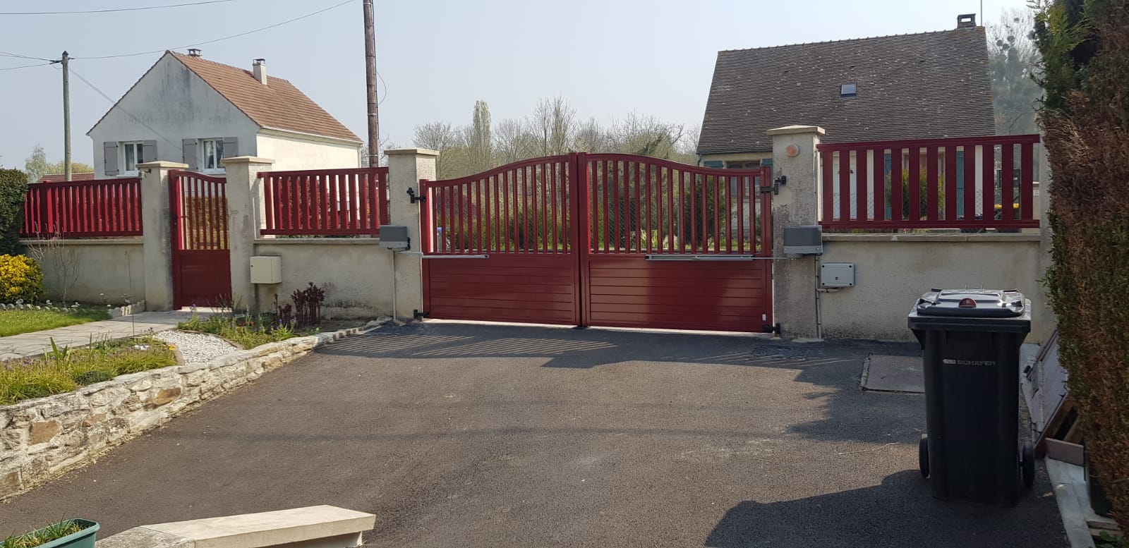 Portail battant, clôture et portillon rouge