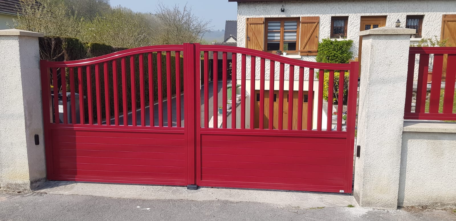 Grand portail battant et semi-occultant rouge