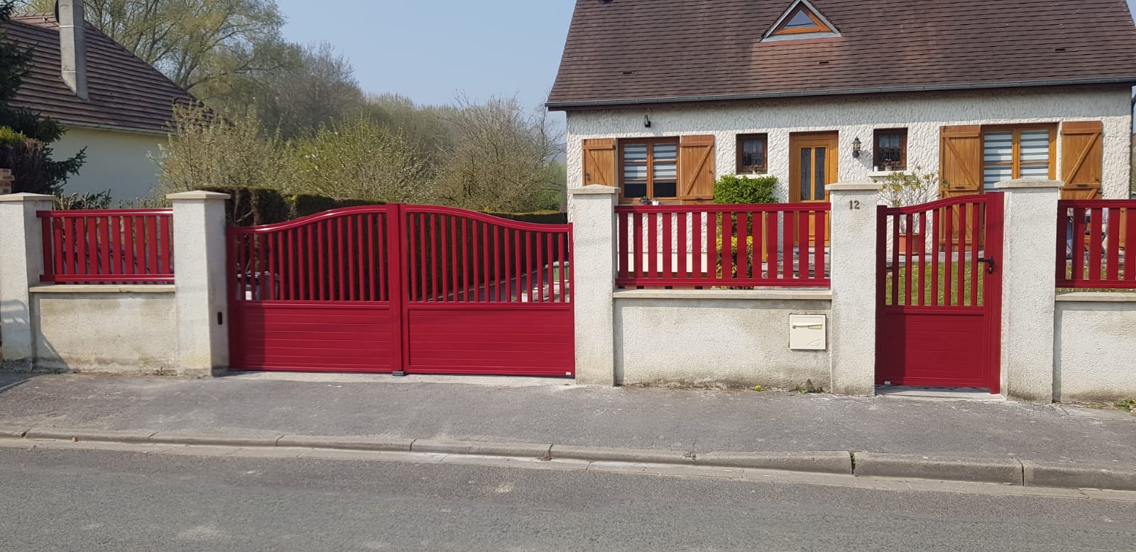 Grand portail battant, clôture et portillon rouge