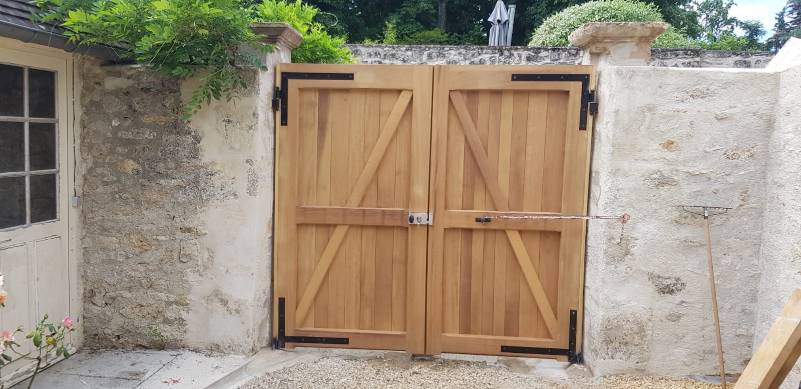 Portail en bois avec 2 battants entre deux murs en pierre