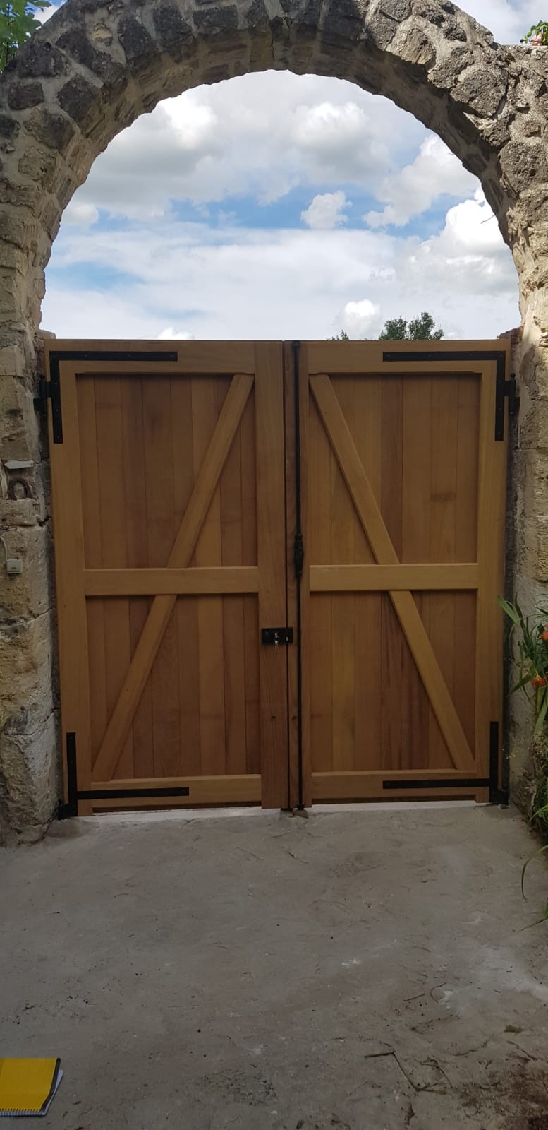 2 grandes portes en bois pour une porte de garage