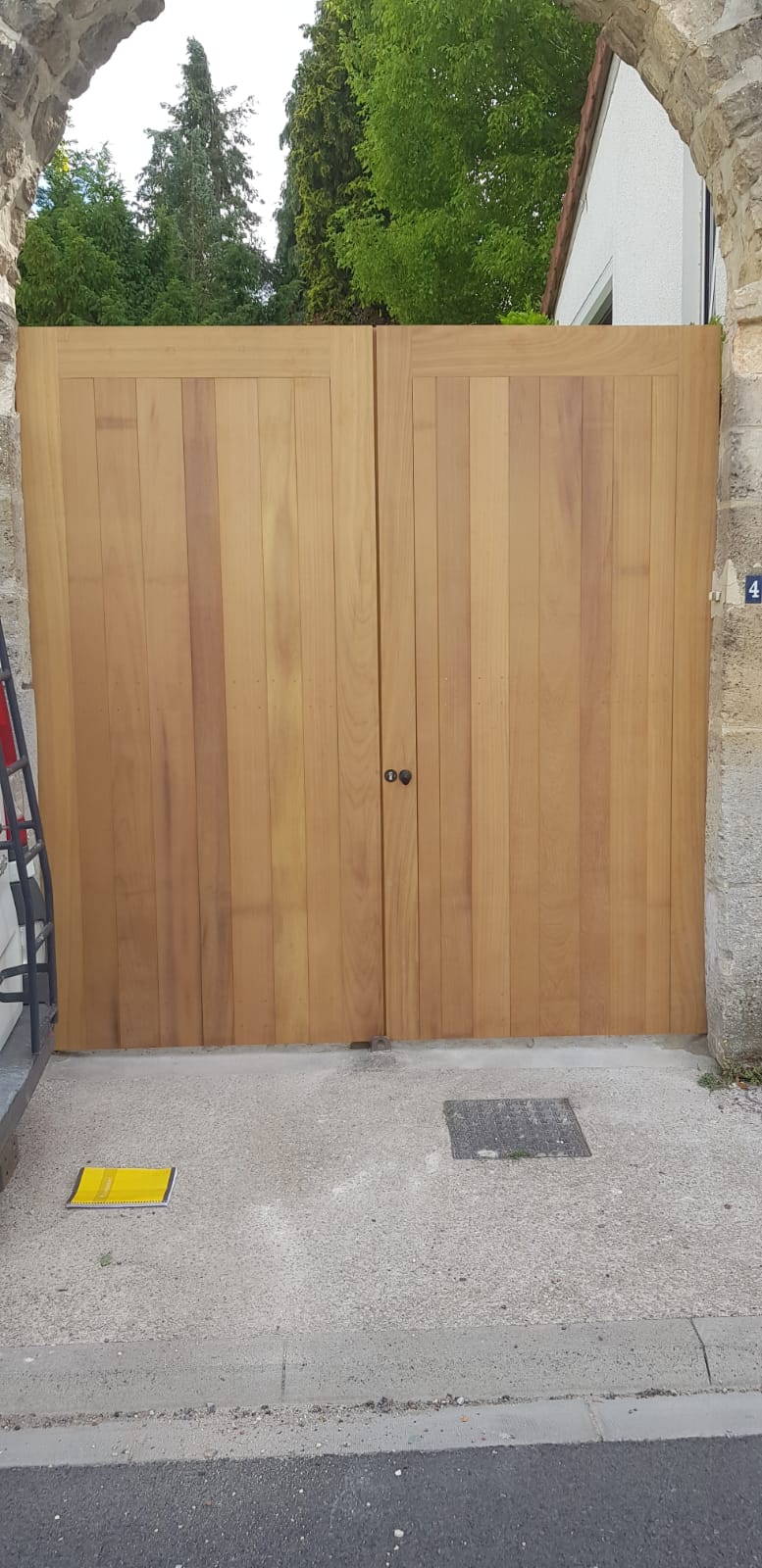 Porte de garage en bois avec 2 battants