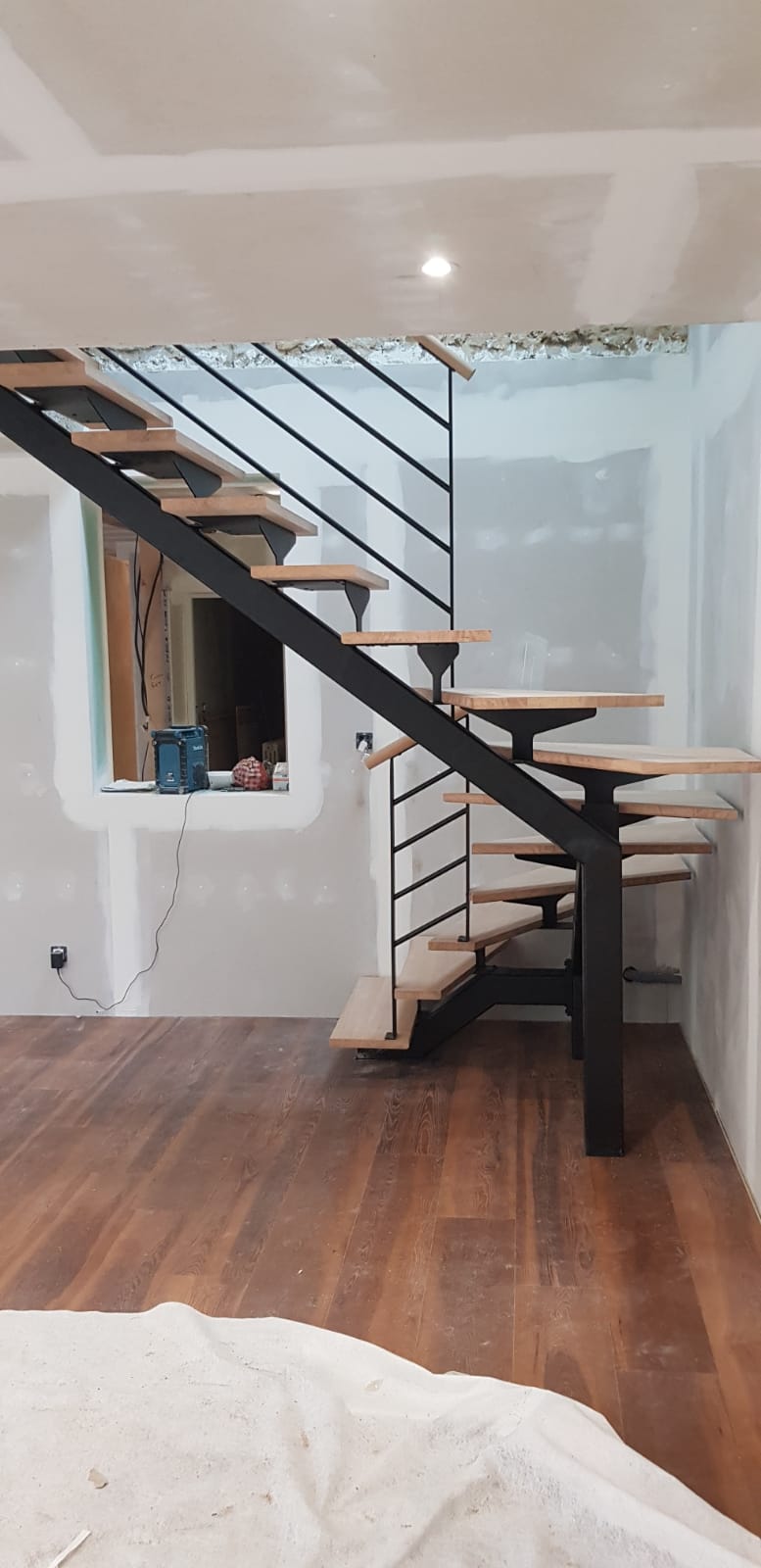 Escalier avec une structure en métal et marche en bois