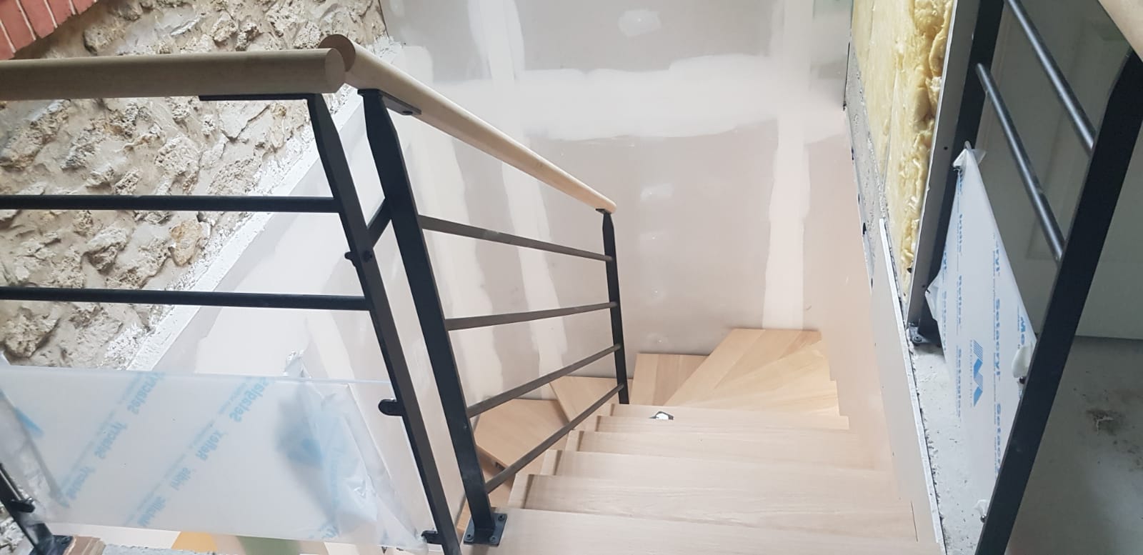 Descente d'escalier en bois dans une maison en rénovation