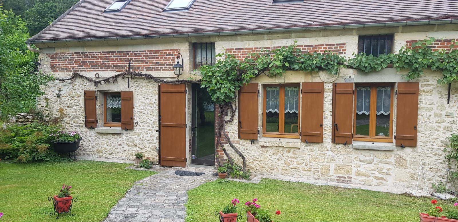 Ferme en pierre avec des volets en bois