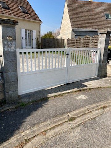 Grand portail battant et semi-occultant blanc