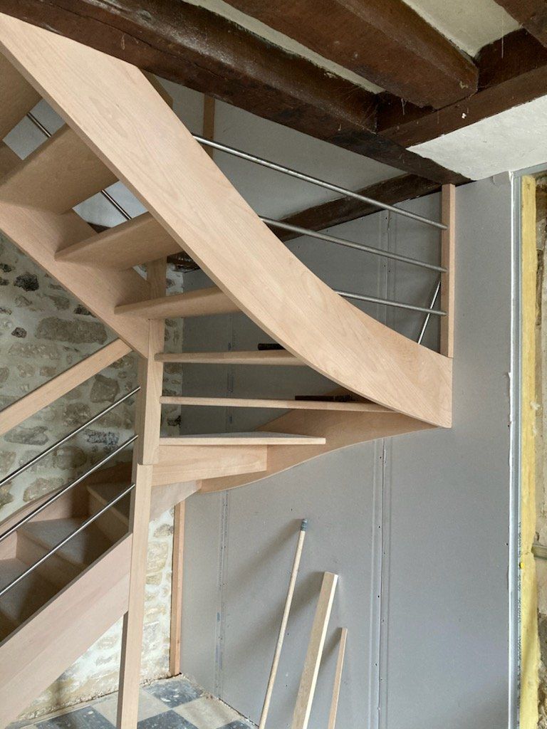 Escalier en angle en bois clair, marches ouvertes