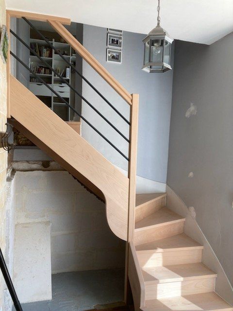 Escalier en angle en bois clair