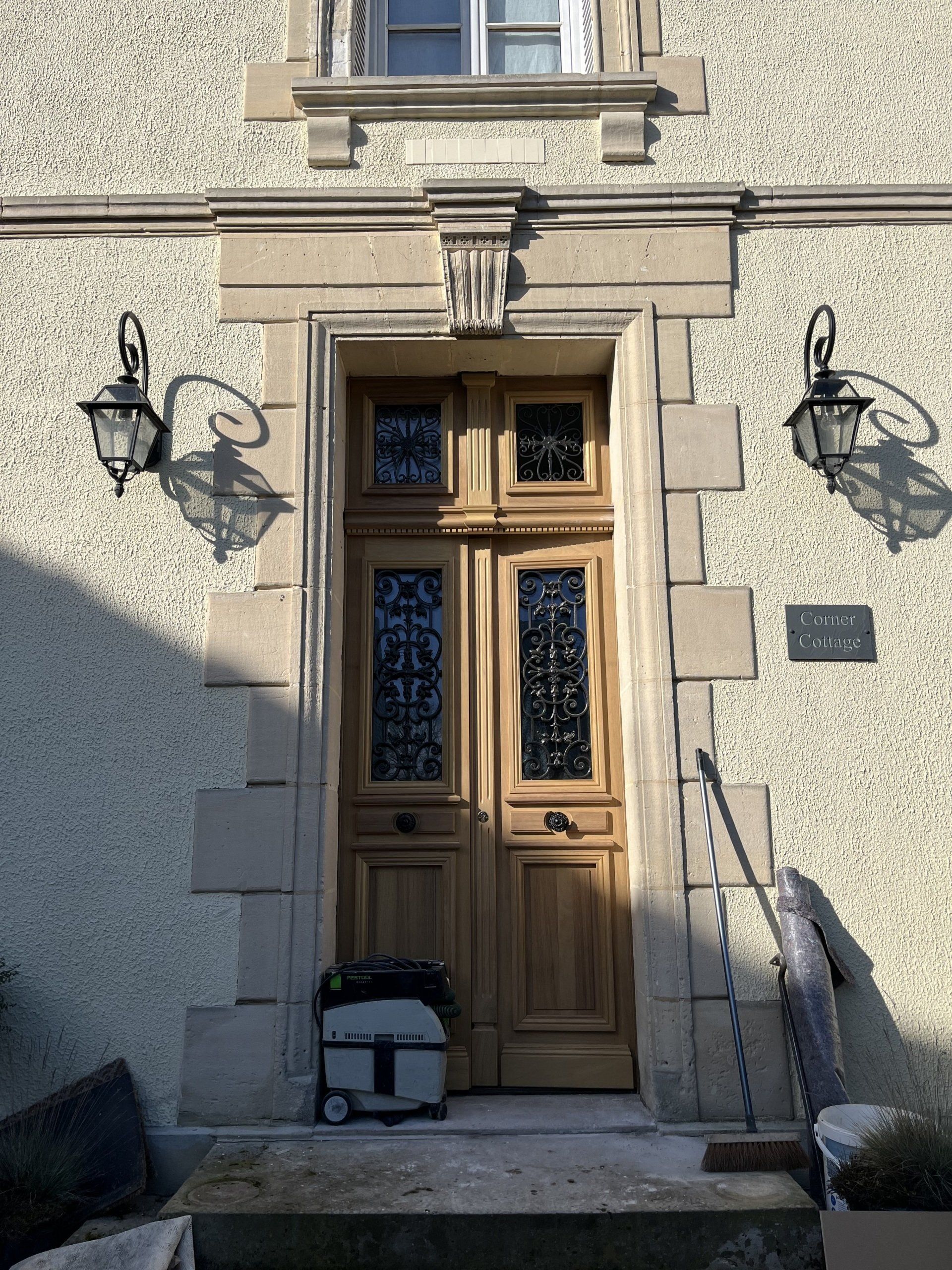 Grande porte en bois avec des vitraux