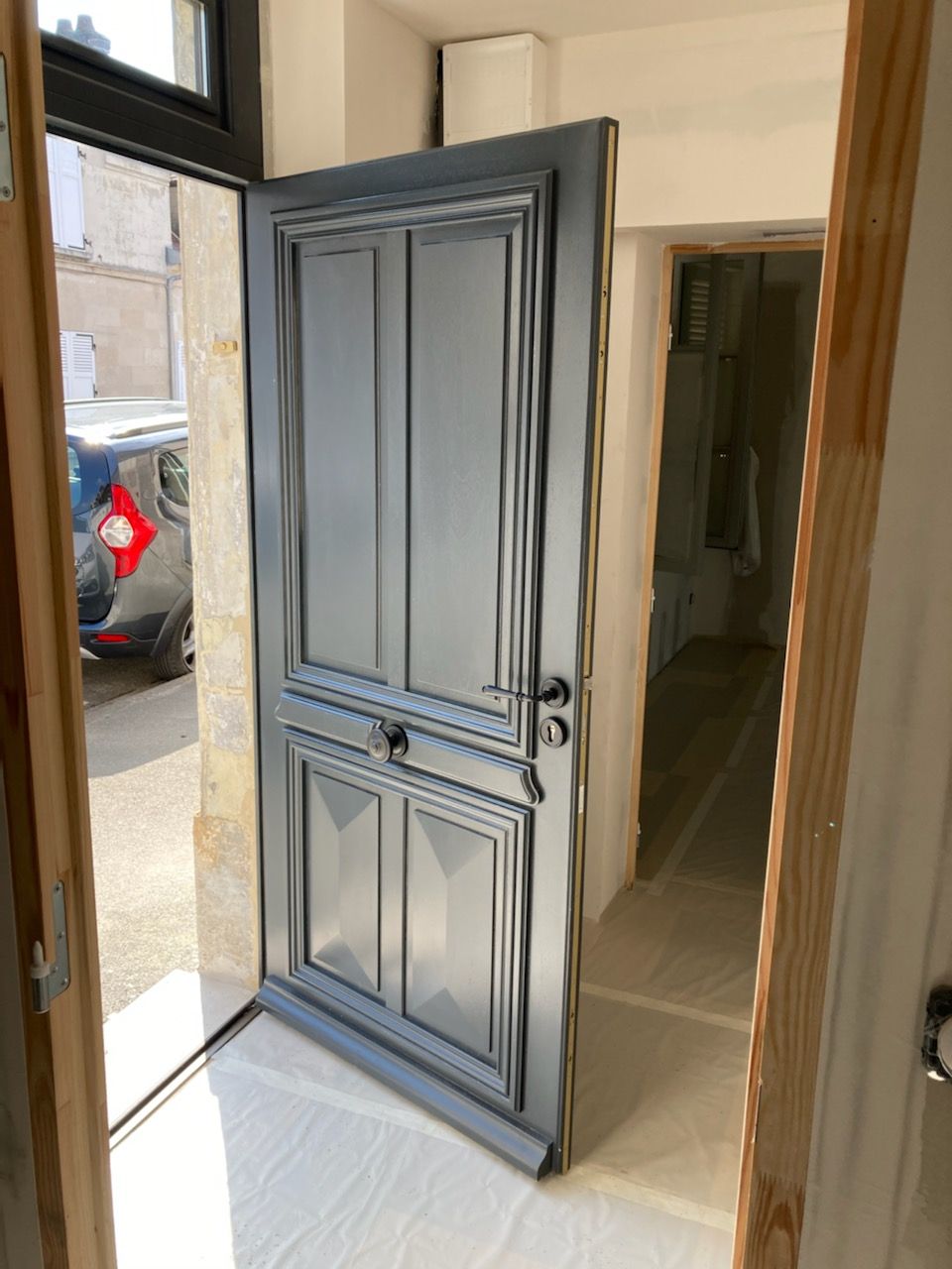 Une porte d'entrée bleue
