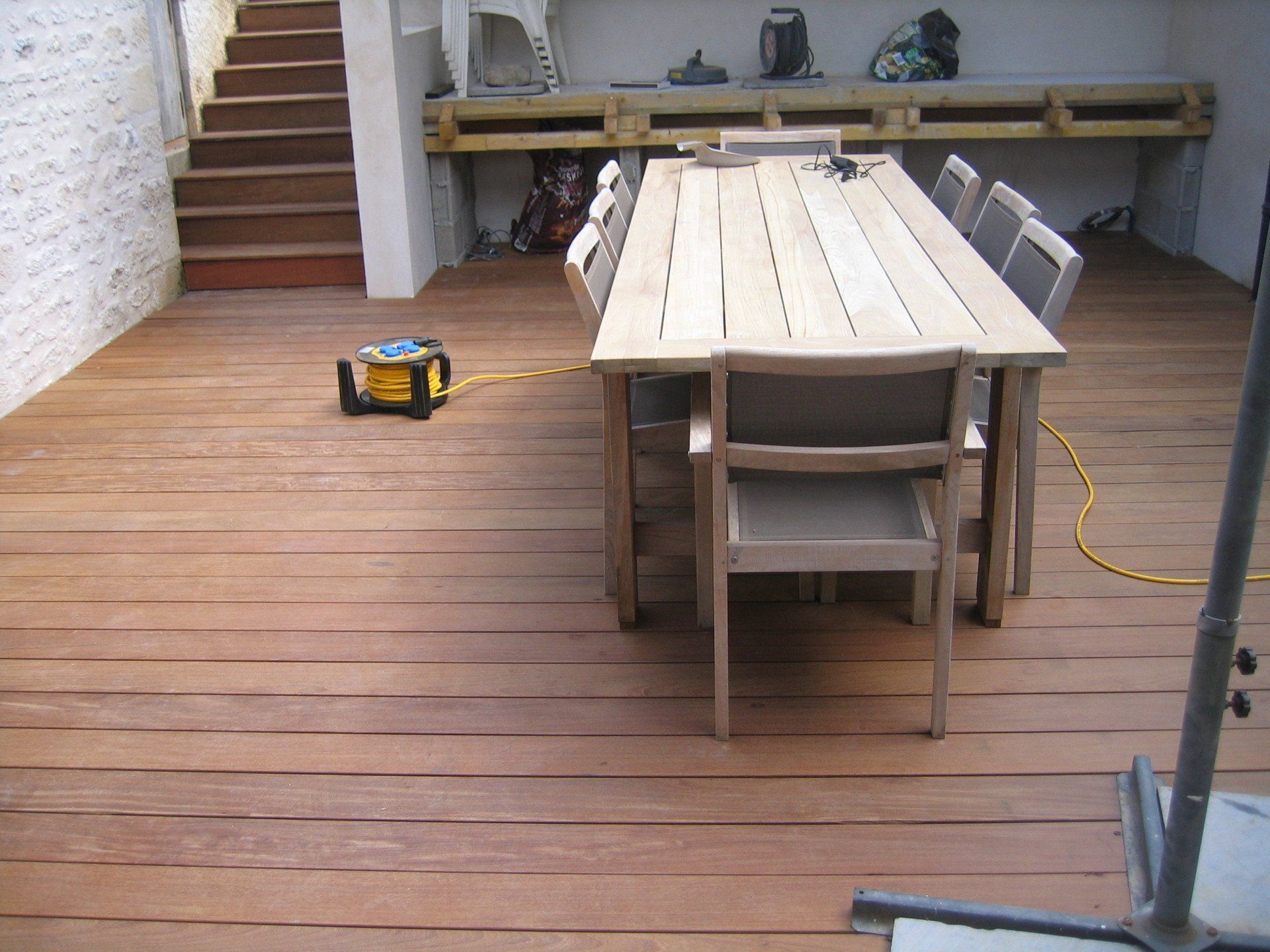 Terrasse en bois avec une grande table en bois