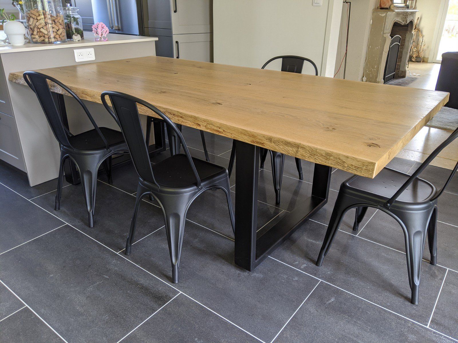 Table en bois avec des pieds en acier