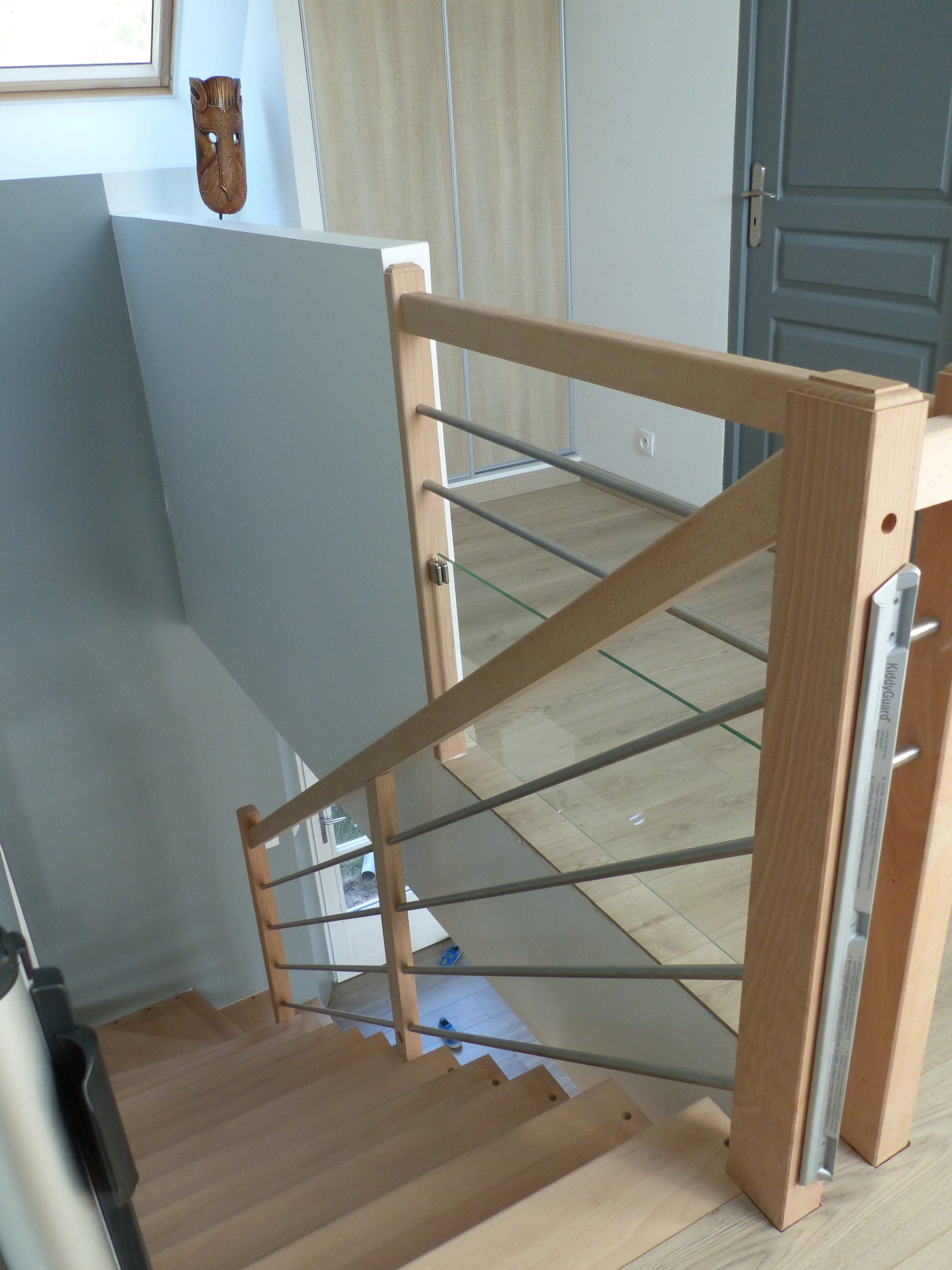 Descente d'escalier avec une balustrade en bois clair