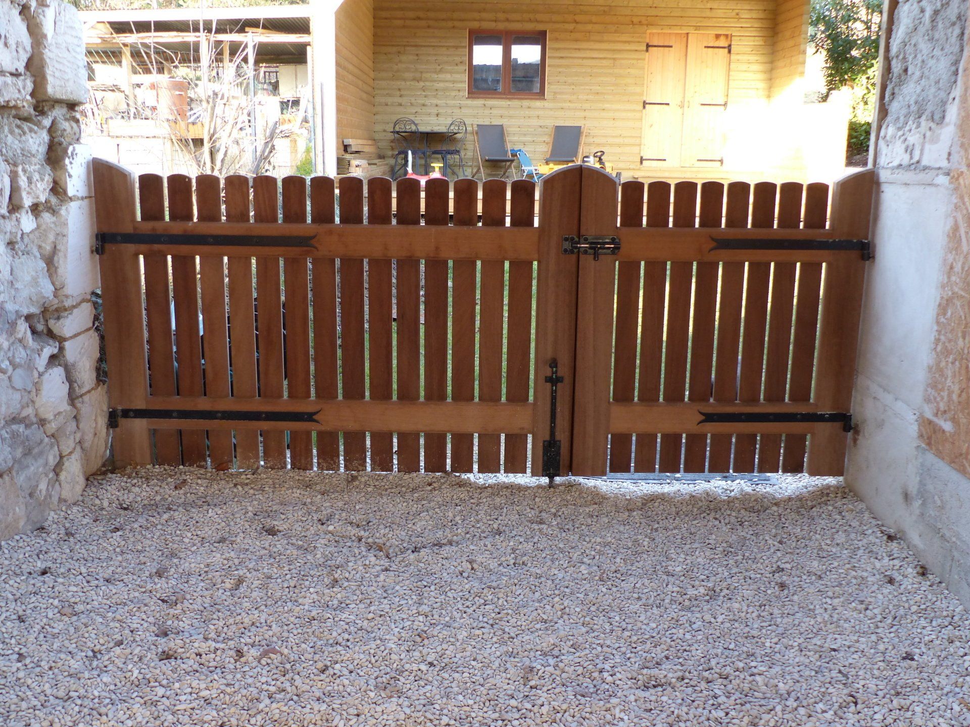 Portail battant en bois avec un portillon intégré
