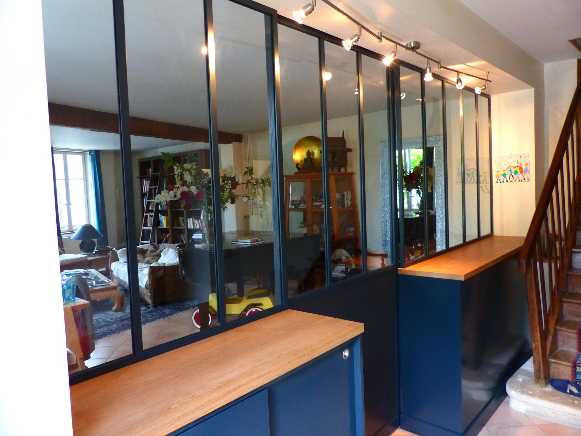 Aménagement intérieur : grands miroirs avec des mobiliers avec un dessus en bois