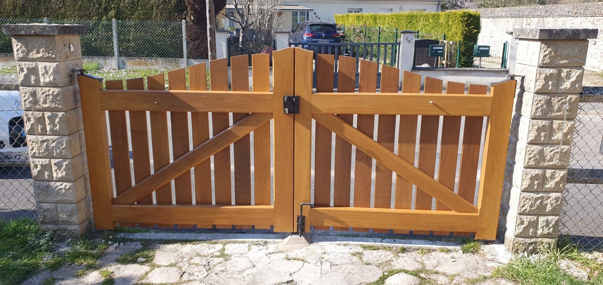 Portail battant, manuel, en bois