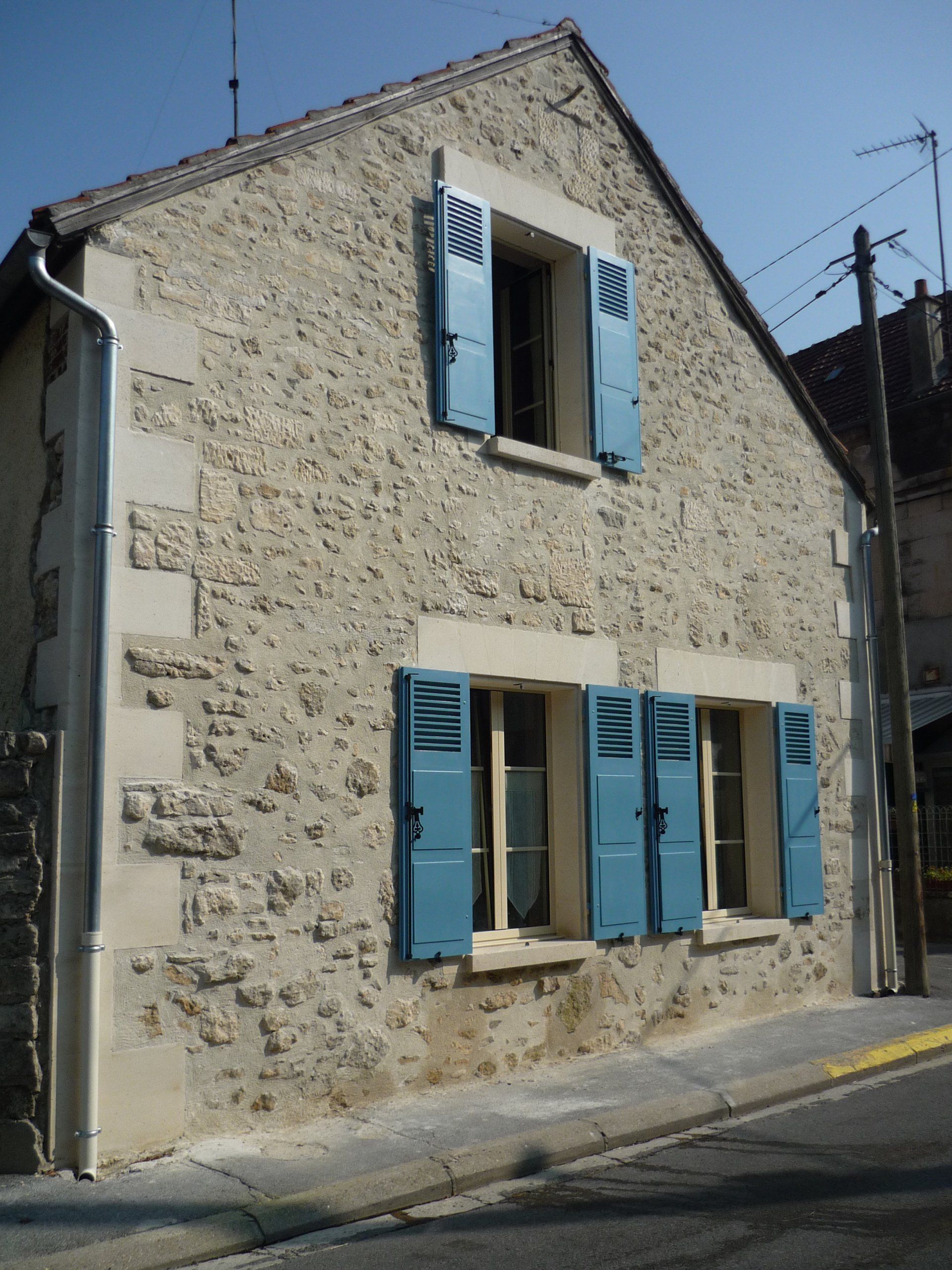 Volets battants bleus